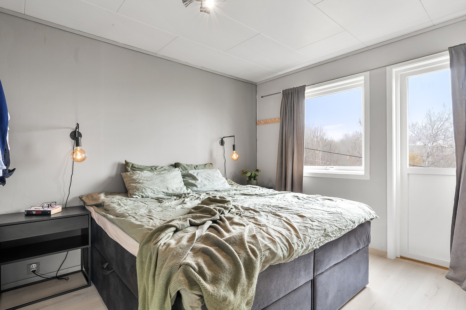 Romslig hovedsoverom med god plass til stor seng, nattbord og annet ønsket møblement. Galleribilde