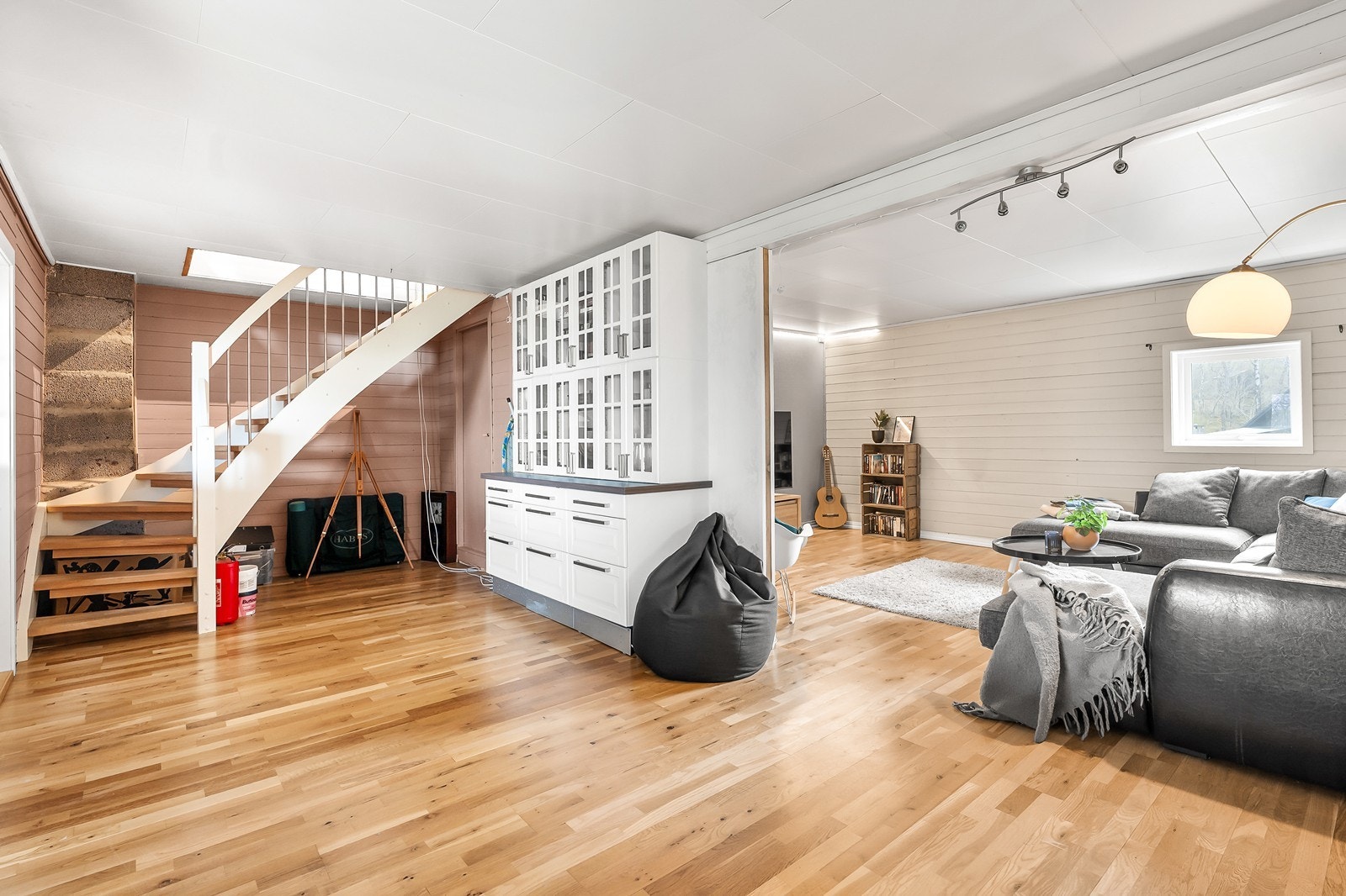 Kjellerstue med gode innredningsmuligheter. Galleribilde