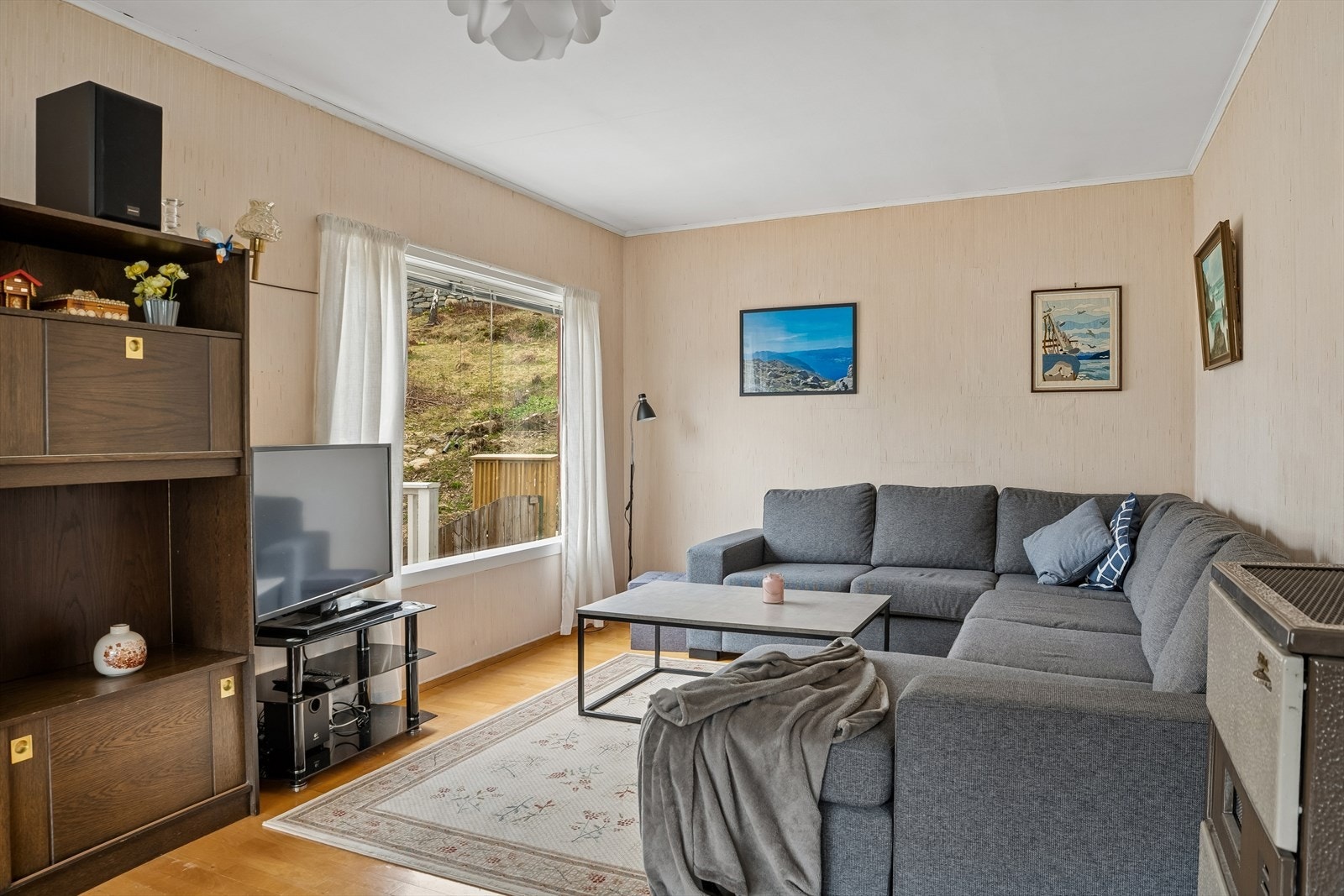 I stova har du har slette, malte plater av trefiber i himlinga, tregolv og strie eller malte plater på veggane. Galleribilde