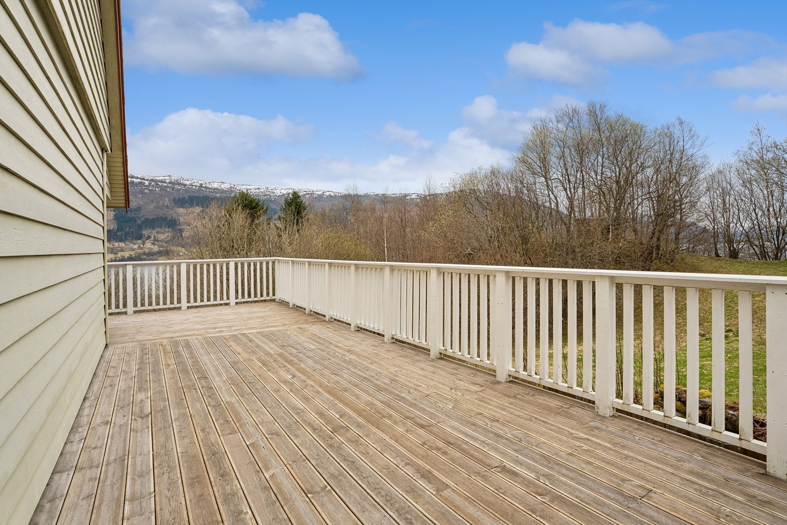 Uteplassen har royalbehandla terrassebord med riller, eit slitesterkt og vedlikehaldsvennleg val. Galleribilde