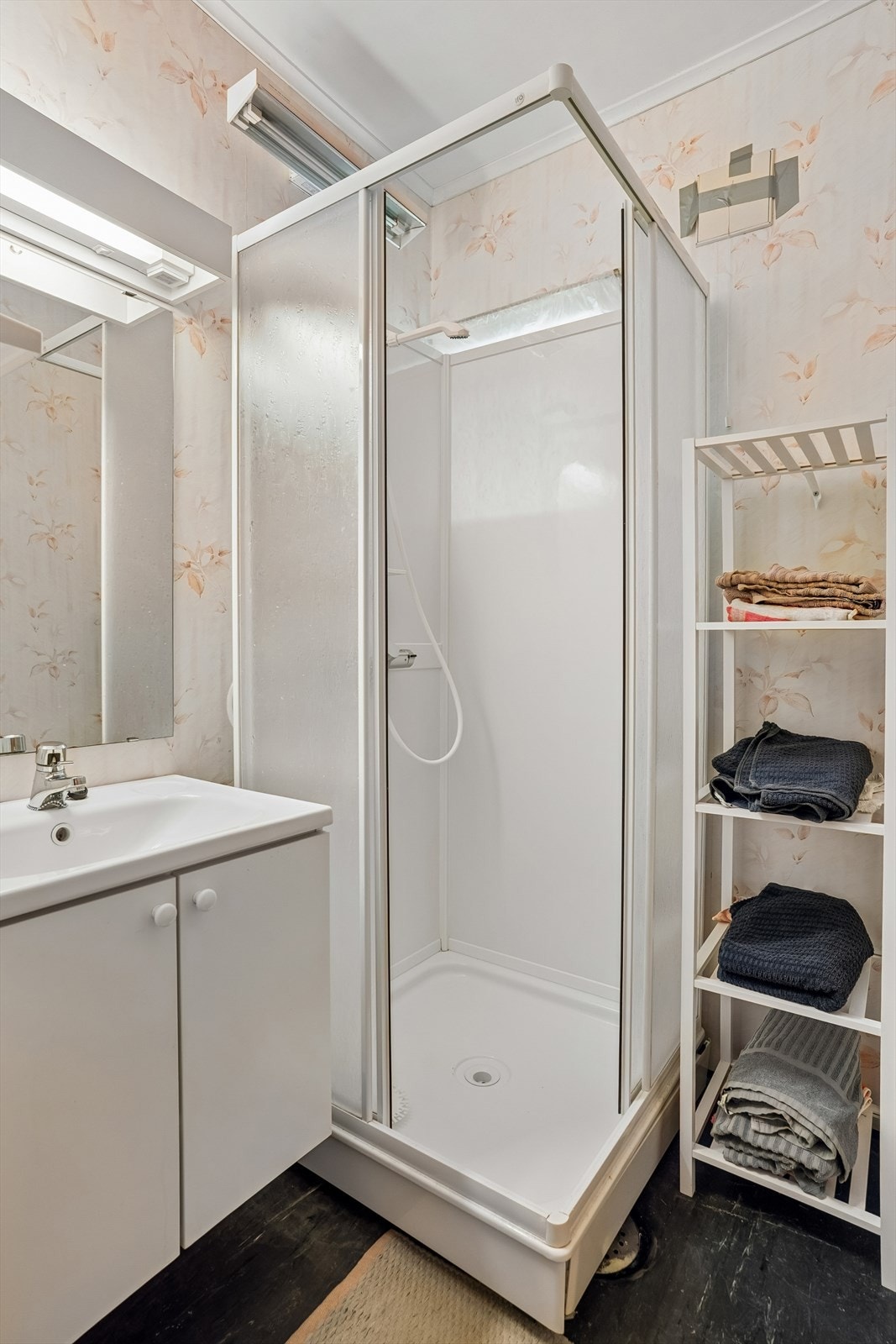 Badet i 1. etasje har belegg på golv og veggar, og er innreia med servantskap og dusjkabinett. Galleribilde