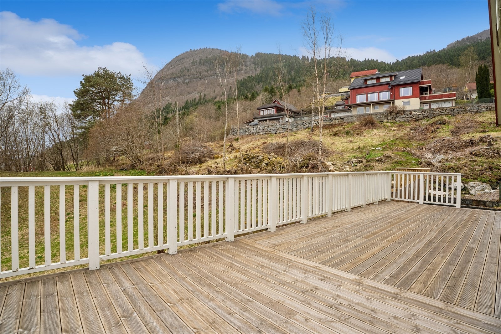 Den store uteplassen er bygd i trekonstruksjonar og innbyr til uteliv og avslapping med god plass til møblar. Galleribilde