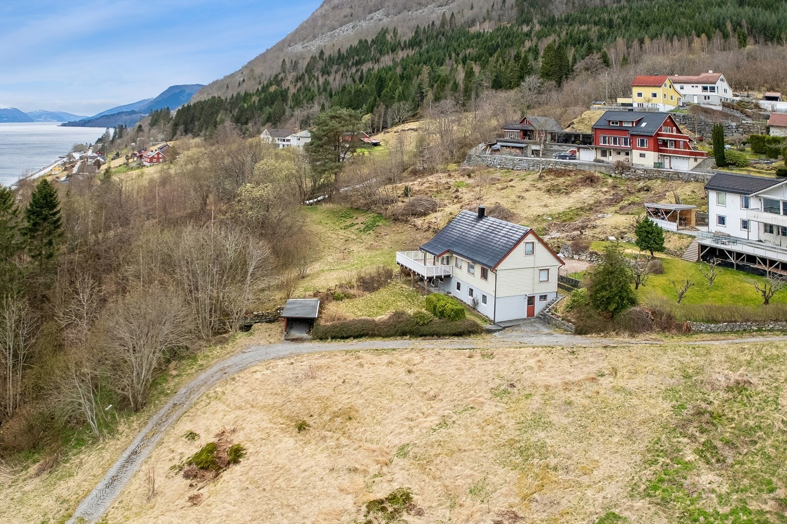 Nabolaget Skårhaug/Myklebust er prega av godt venskap og eit lågt støynivå, noko som bidreg til eit roleg buområde. Galleribilde