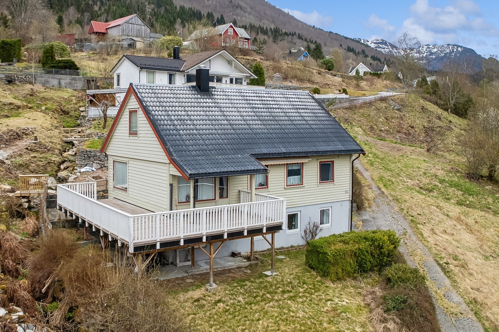 Den romslege uteplassen er bygd i trekonstruksjonar og har royalbehandla terrassebord med riller. Galleribilde