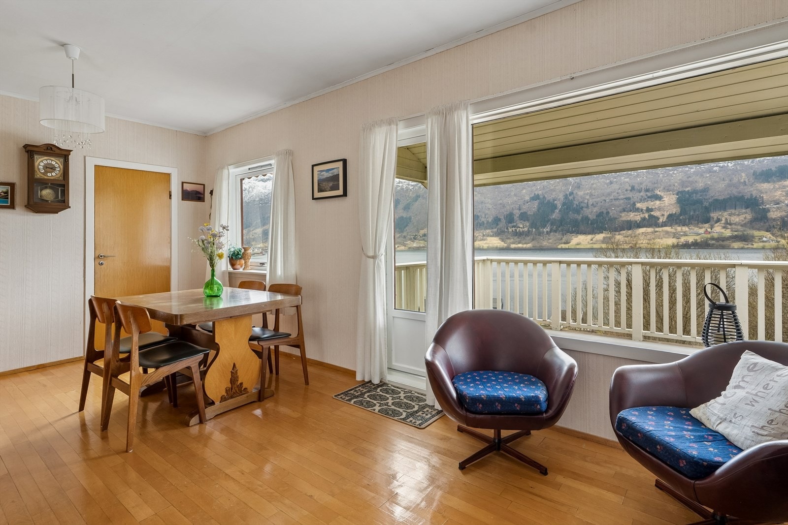 Stova har store vindaugsflater som slepp inn mykje lys og den flotte utsikta. Galleribilde