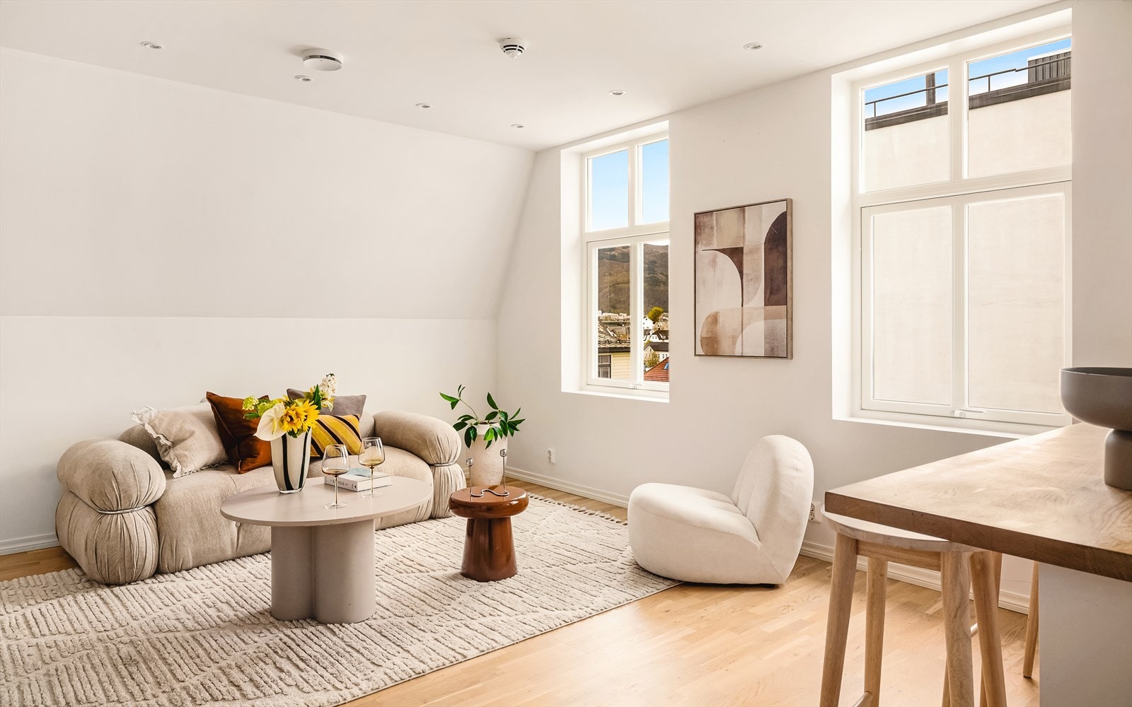 - Downlight belysning, slette overflater og store vinduer for mye naturlig lysinnslipp - Galleribilde