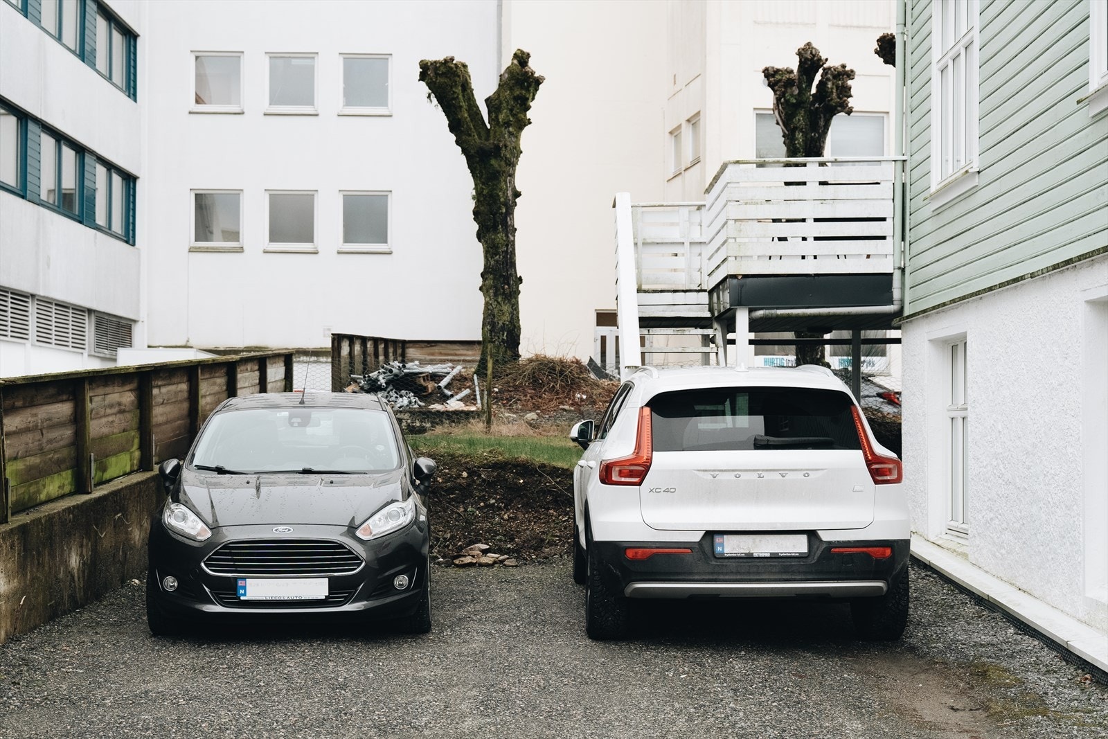 - Det er felles parkeringsplass utenfor leiligheten med plass til fire biler - Galleribilde