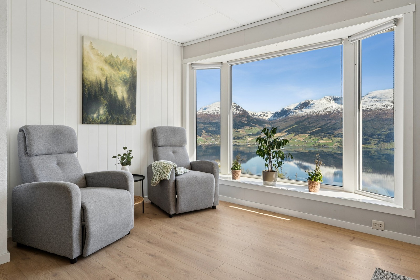 - Store vinduer som gir godt med lysinnslipp og en fantastisk utsikt - Galleribilde