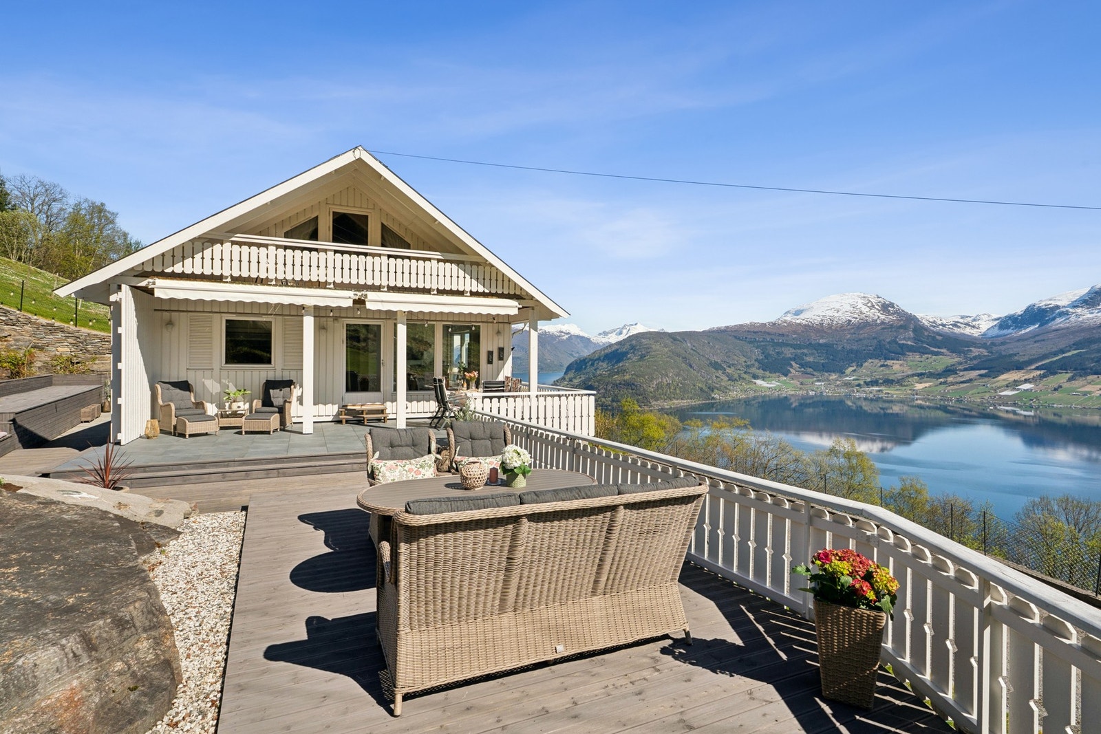 - Stor terrasse med flere gode uteområder, tenk deg denne utsikten! - Galleribilde