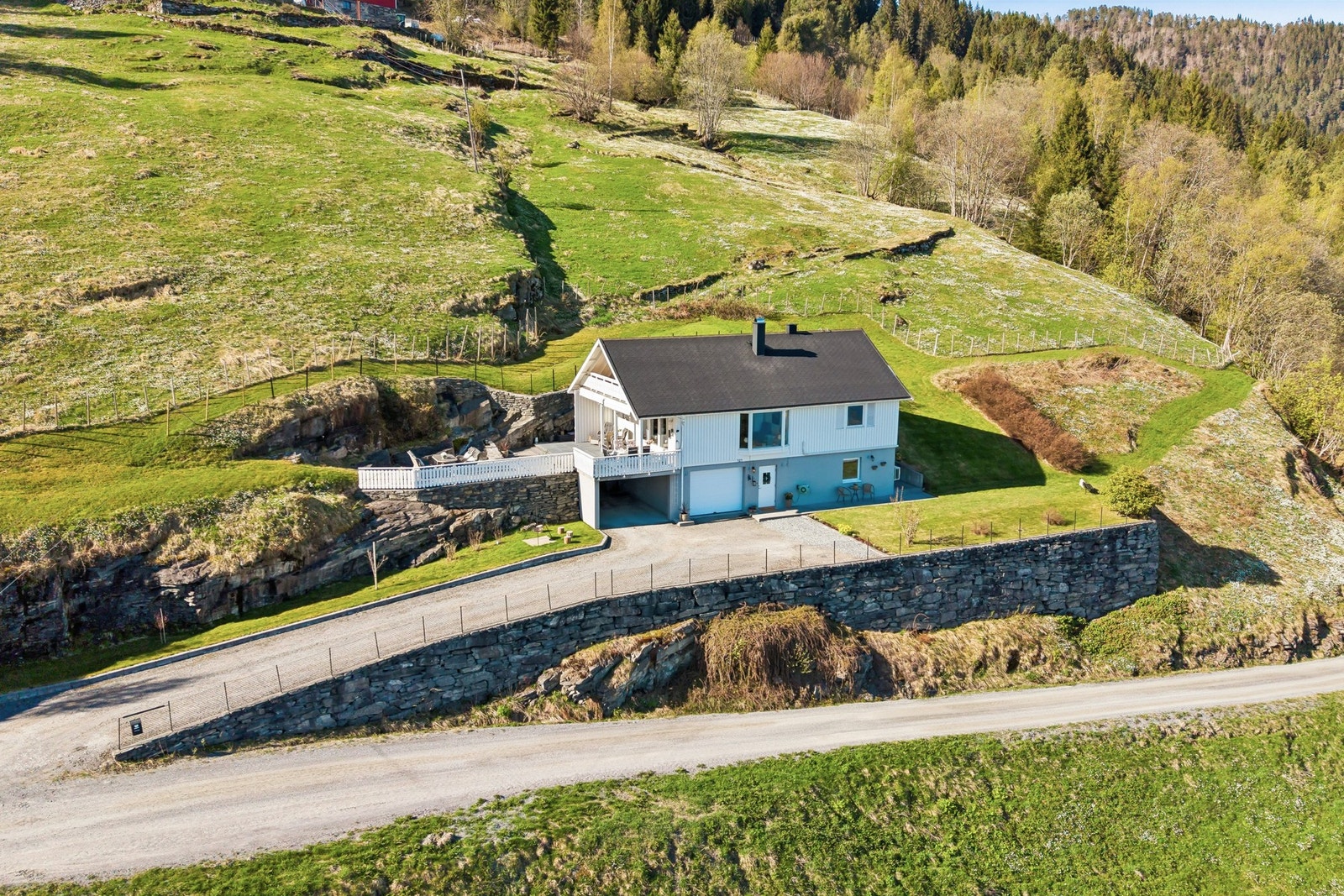 - Eneboligen ble oppført i 1991 og har en praktisk planløsning - Galleribilde