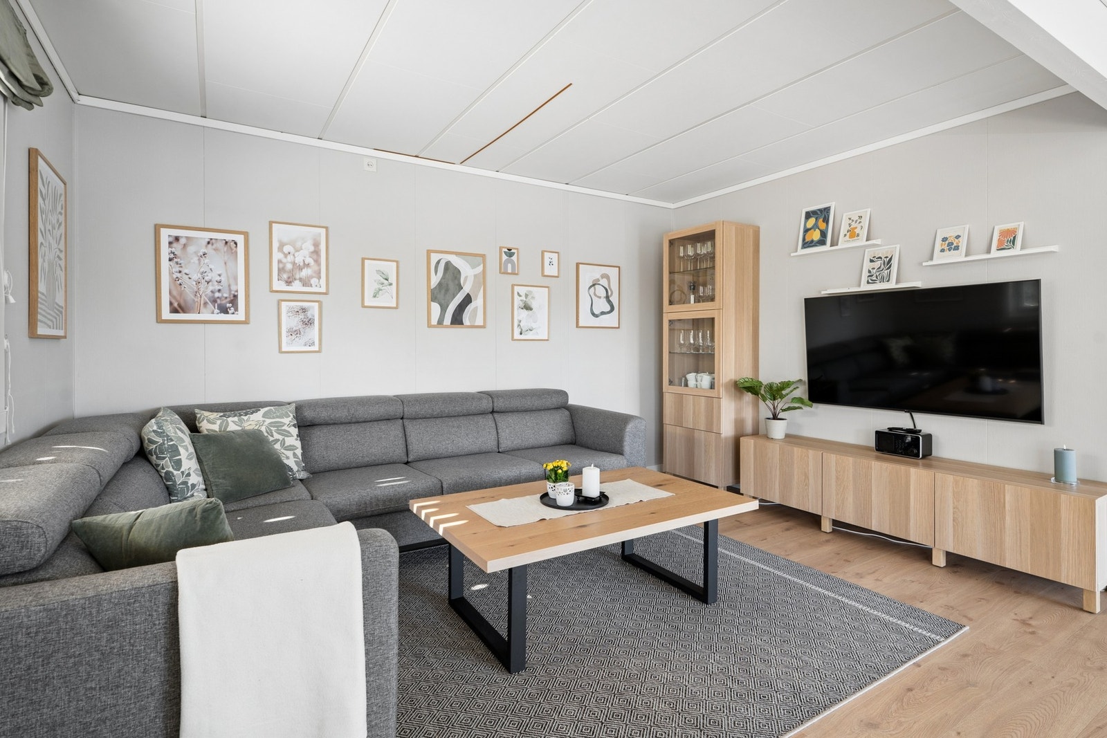 - Tv-stuen er plassert i enden av stuen med praktisk løsning og god plass - Galleribilde