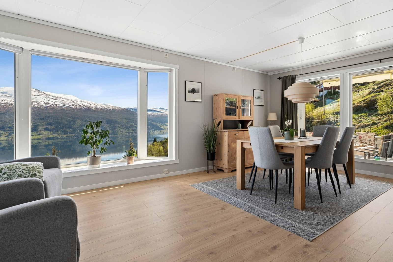 - Stuen har flere naturlige soner og er av god størrelse - Galleribilde