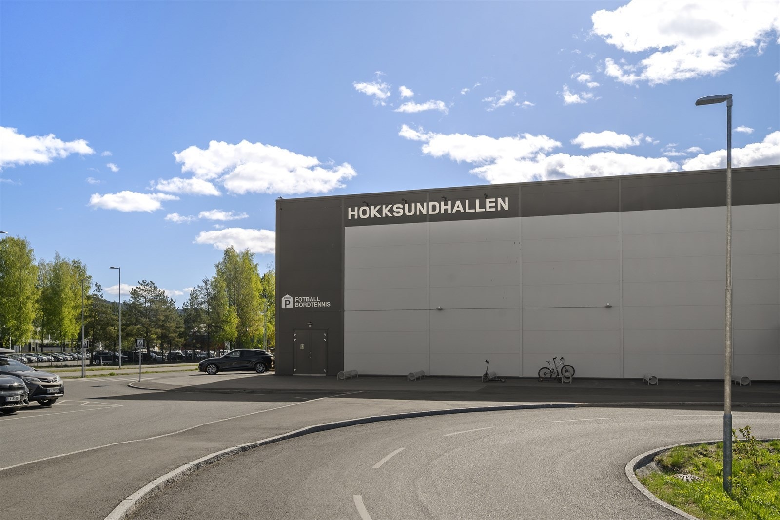 Det er godt lagt til rette for organisert i drett, nabolaget er svært barnevennlig og gir trygge oppvekstvilkår! Galleribilde