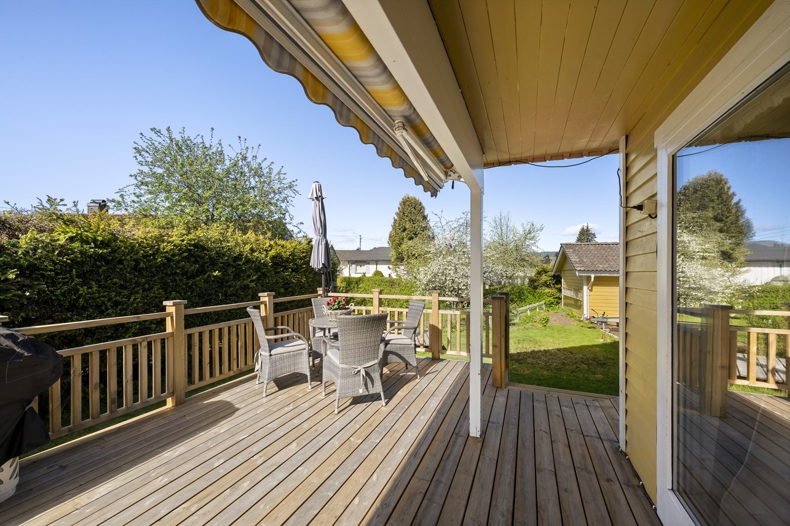 En trivelig terrasse på hele 31,5 kvm med markise montert, en flott uteplass som inviterer til hyggelige utestunder og sosialt samvær gjennom sesongen. Galleribilde