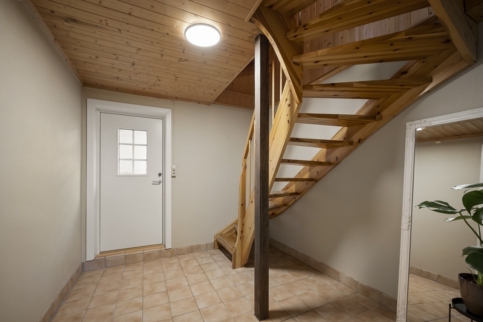 I underetasjen befinner det seg bla. egen entrè, bad / vaskerom, kjellerstue og bod. Galleribilde