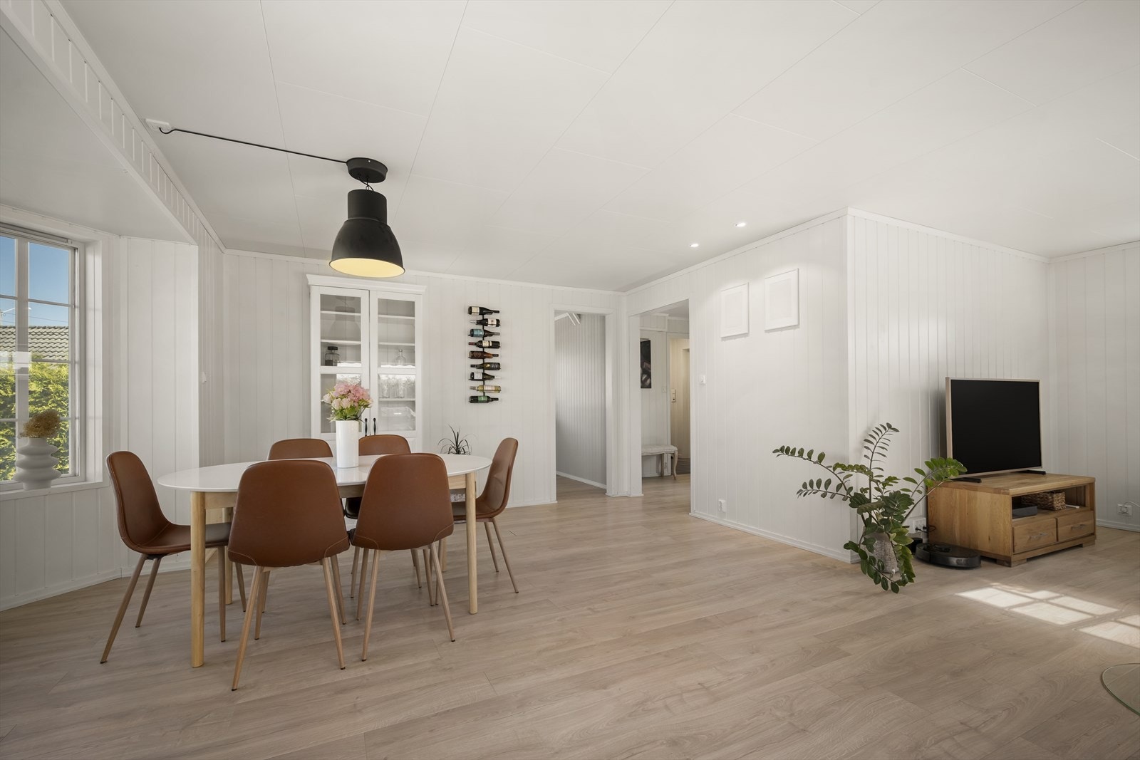 Romslig stue med fin mulighet for inndeling i flere soner. Galleribilde