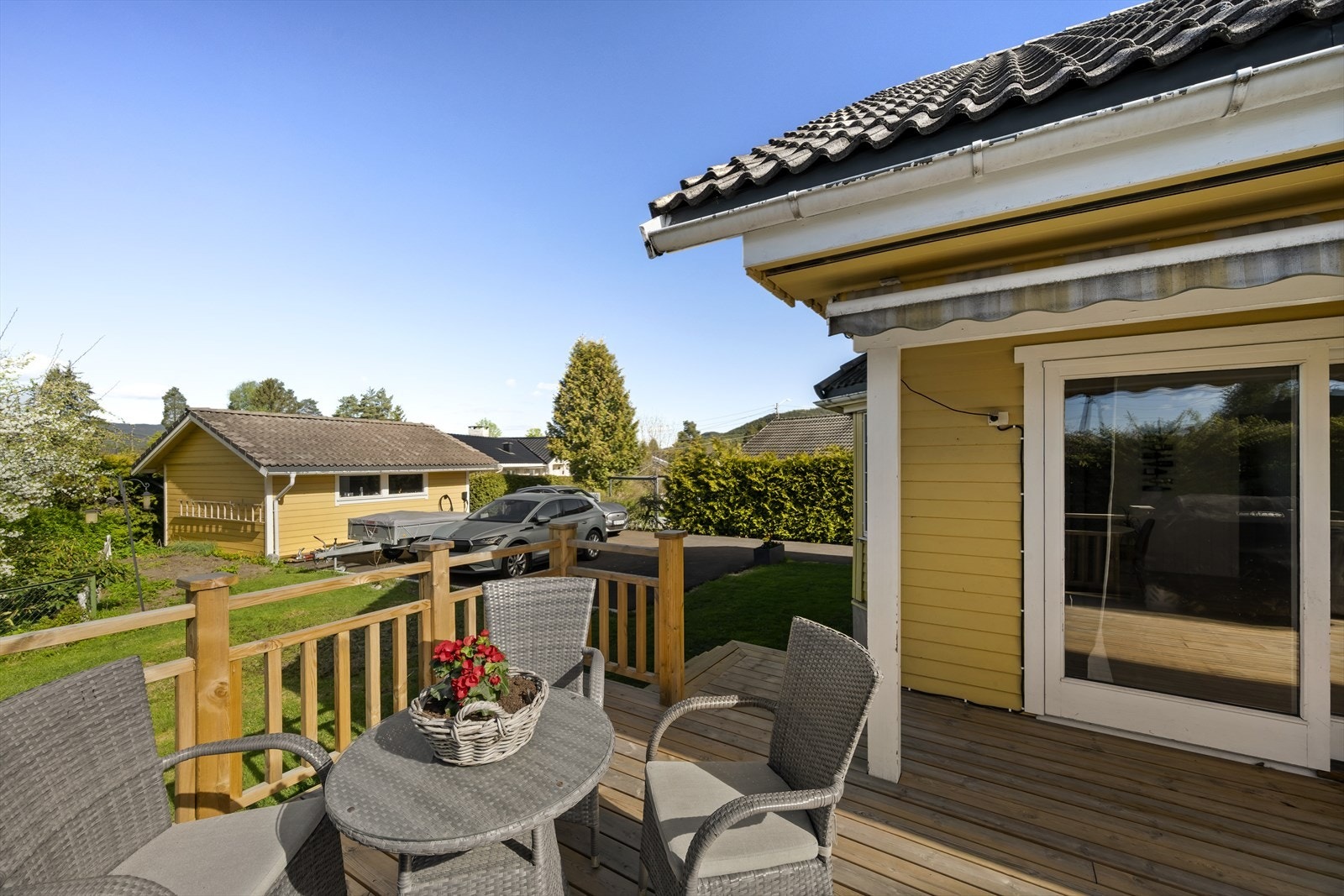 Eneboligen byr på en romslig terrasse med svært gode solforhold, terrassen ble utvidet i 2025 hvor terrassebord, rekkverk og trapp også ble modernisert. Galleribilde
