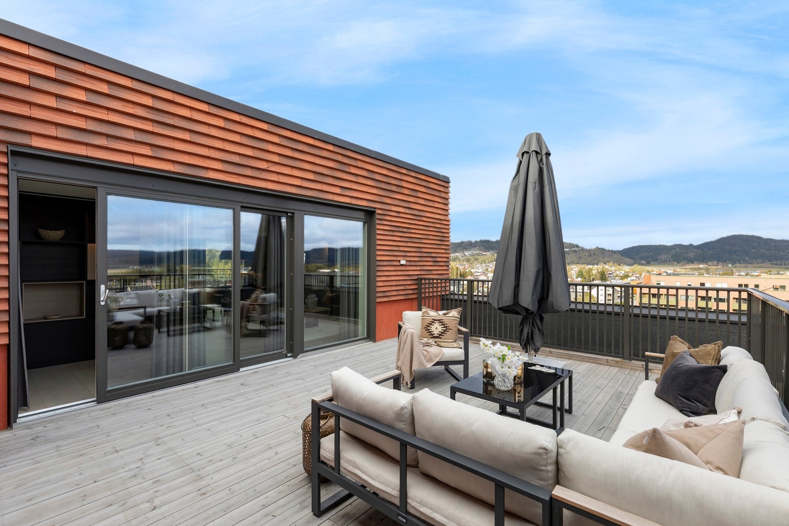 Terrasse mot sør - flott utsikt og mye sol - usjenert beliggenhet Galleribilde