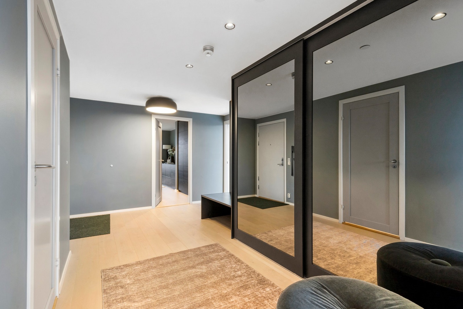 Hall - med speil skyvedørsgarderobe Galleribilde