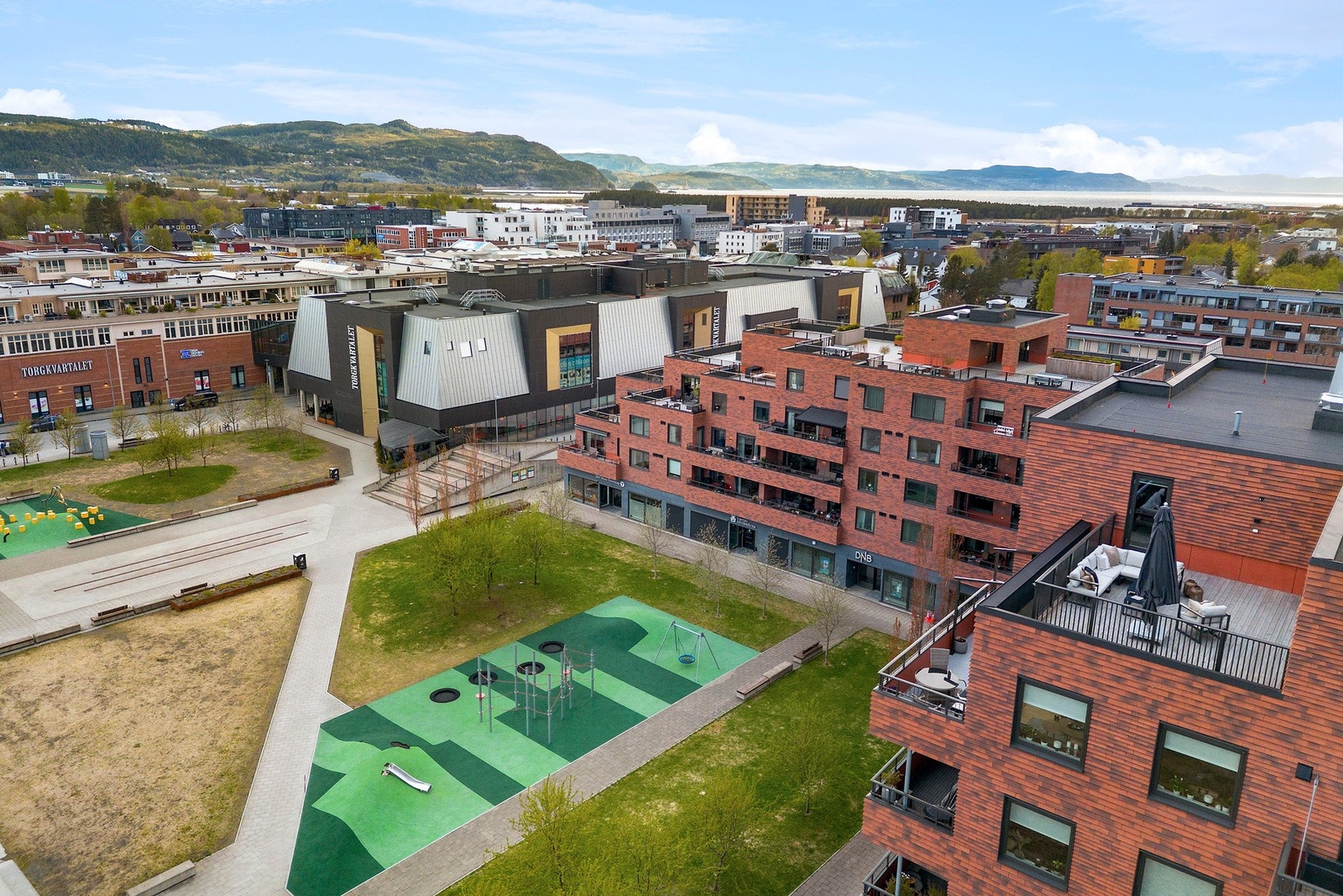 Store rom, flott utsikt, 2 terrasser på tilsammen 51 kvm. 2 p-plasser! Galleribilde