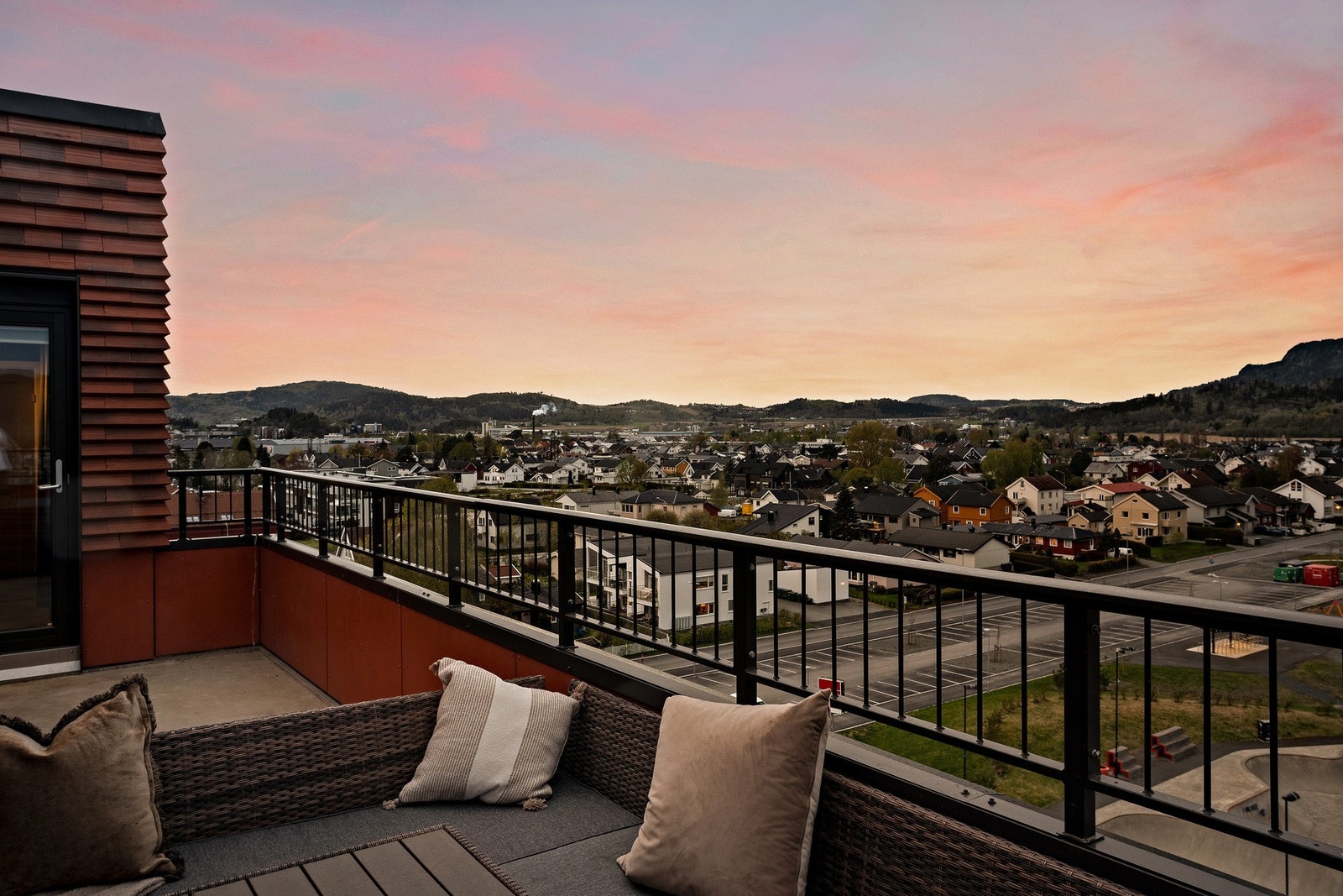 Terrasse mot nord - her kan du nyte kveldsola Galleribilde