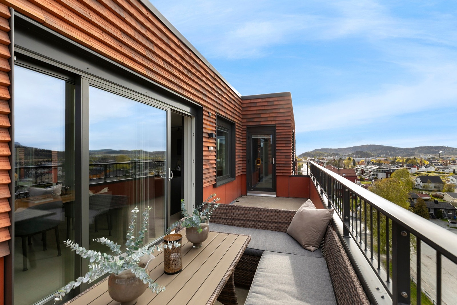 Terrasse mot nord - her kan du nyte kveldsola Galleribilde