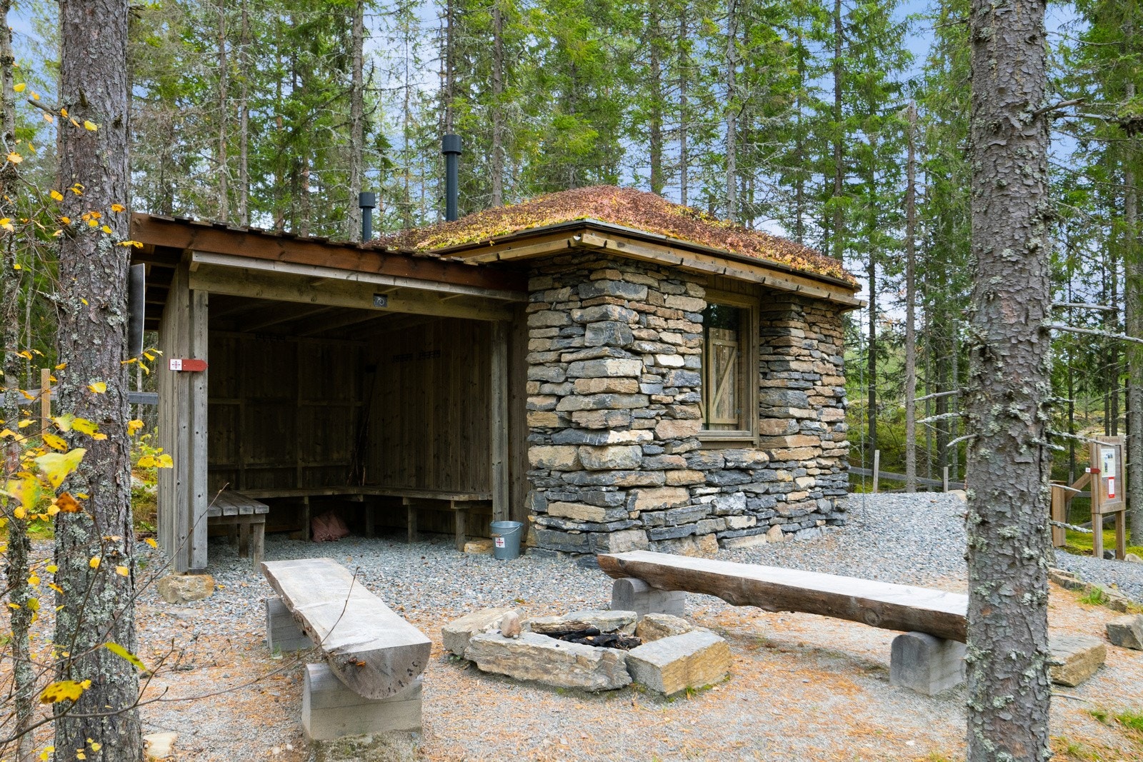 Pilegrimsleden går forbi likeved hytta og her er det en pilegrimsbu. Det er også vannpost her. Galleribilde