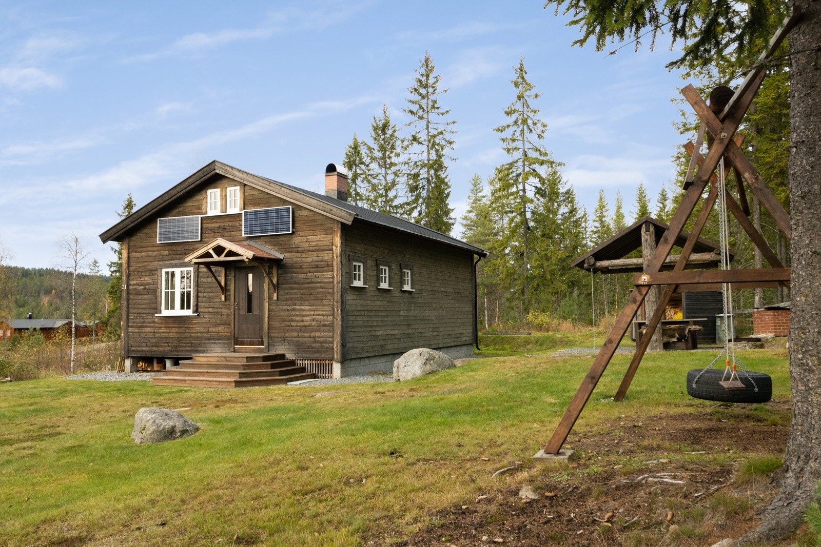Trivelige uteområder som er opparbeidet med bla. huskestativ og grillplass. Galleribilde