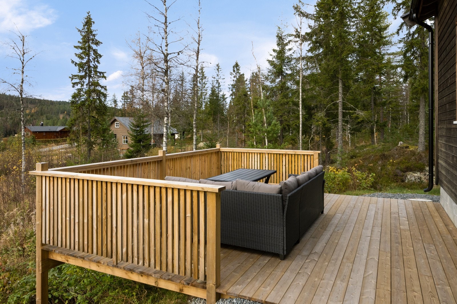 Her har du en solrik og stor uteplass hvor du kan møblere med sofagruppe, grill og/ eller spisebord. Galleribilde