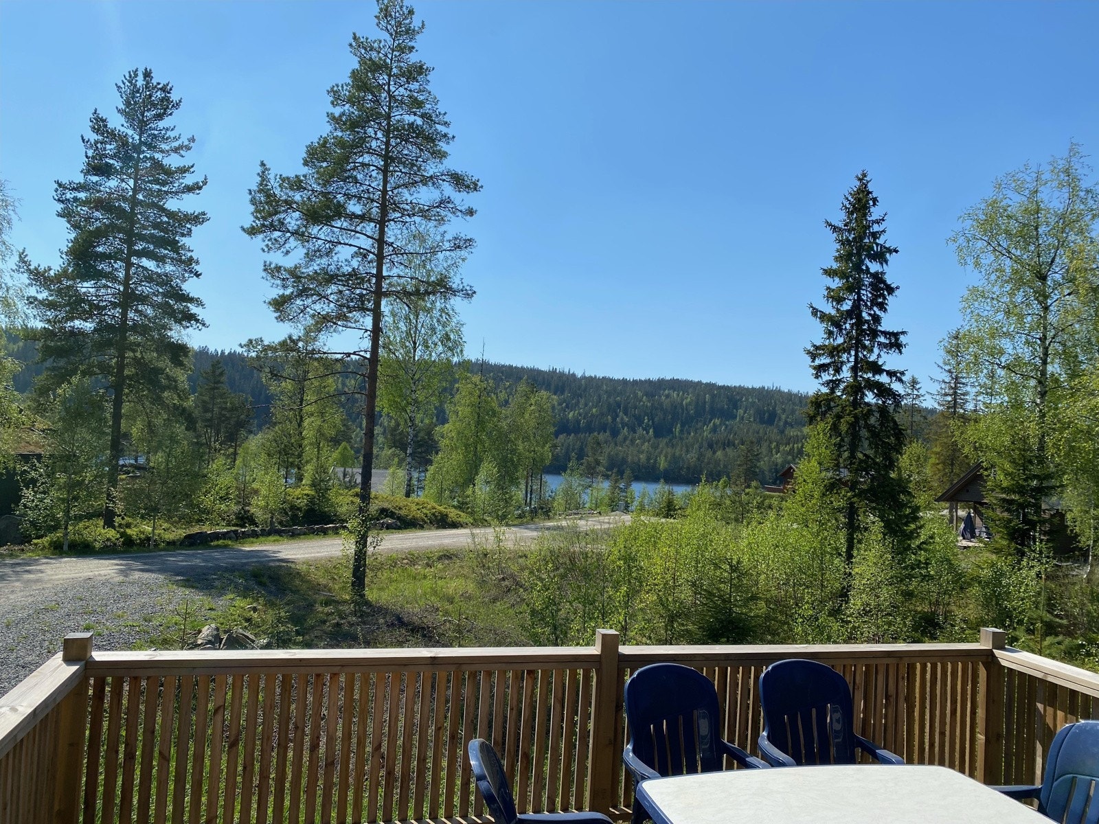 Fra verandaen kan du se ned til vannet. Galleribilde