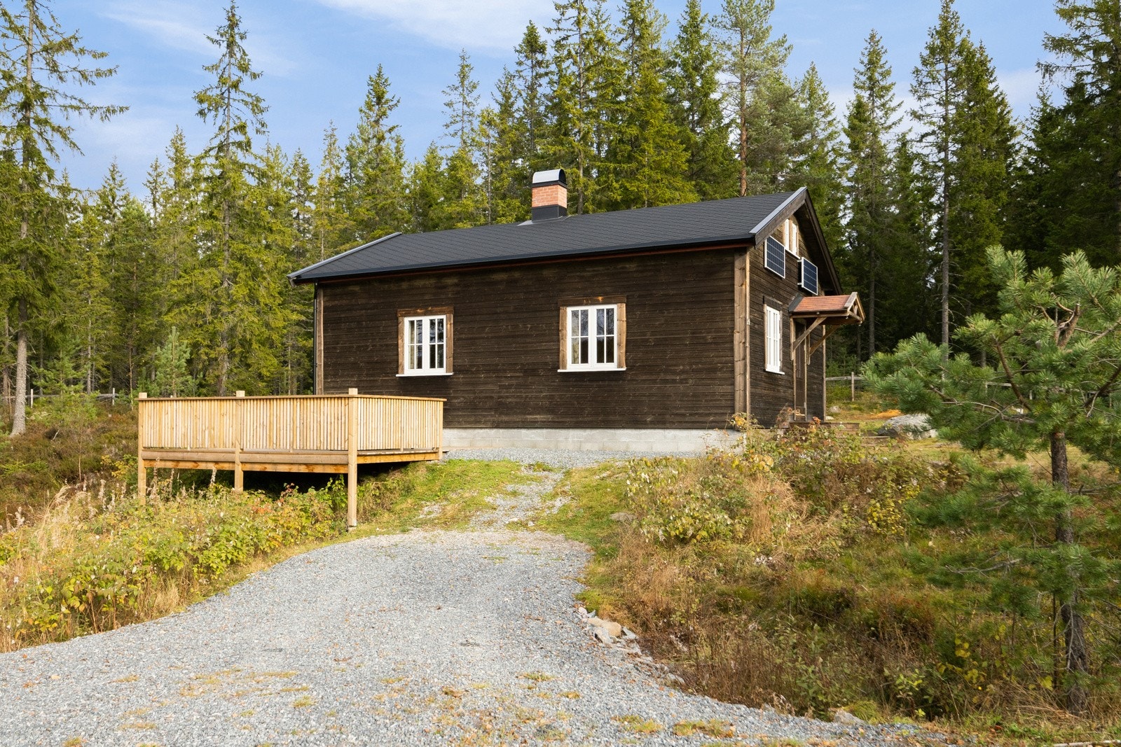 I forhold til reguleringsplanen kan hytta tilbygges om man ønsker da man har mulighet til et areal på inntil 100kvm. Galleribilde