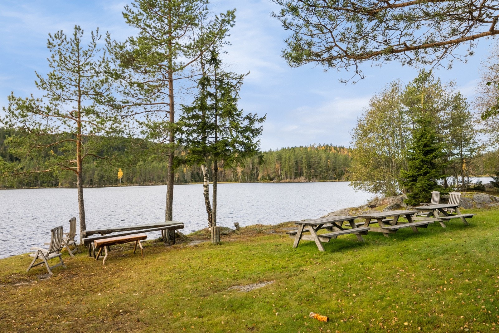 Det er ca. 200 meter ned til den velstelte og fine badeplassen med strand som kan benyttes hele året om du vil. Galleribilde