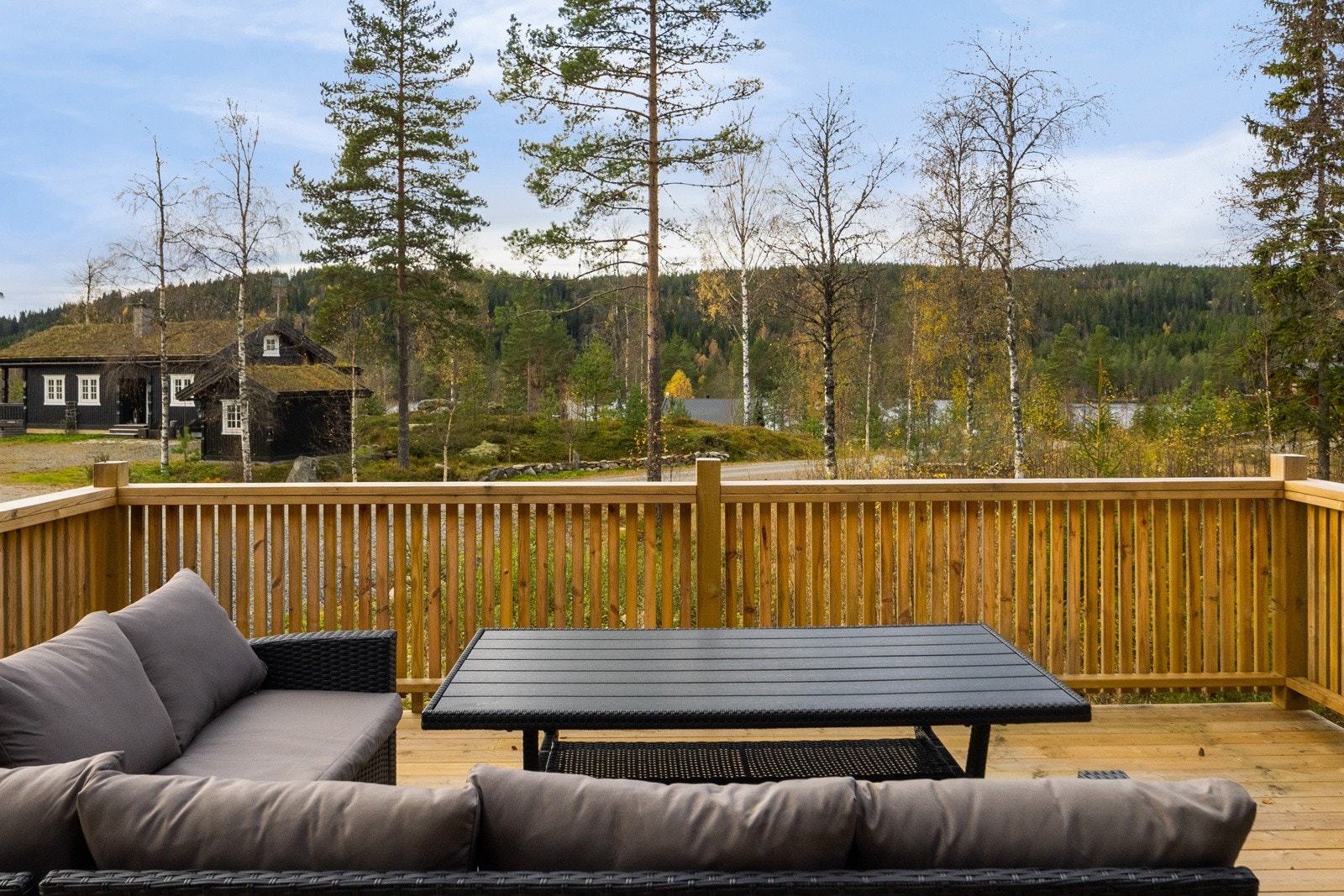 Her kan du se ned til vannet fra verandaplattingen som er laget på hyttas solside. Galleribilde
