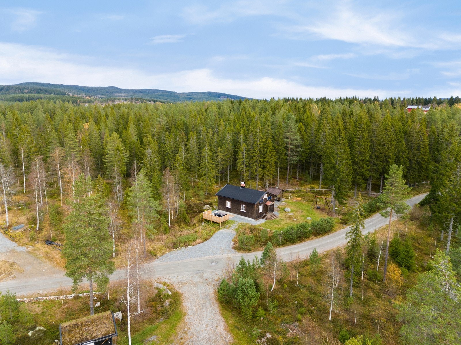 Hytta ligger i et område hvor det bugner av både sopp og bær! Her kan du ta med deg kurven og legge ut på en fin tur i nærområdet. Galleribilde