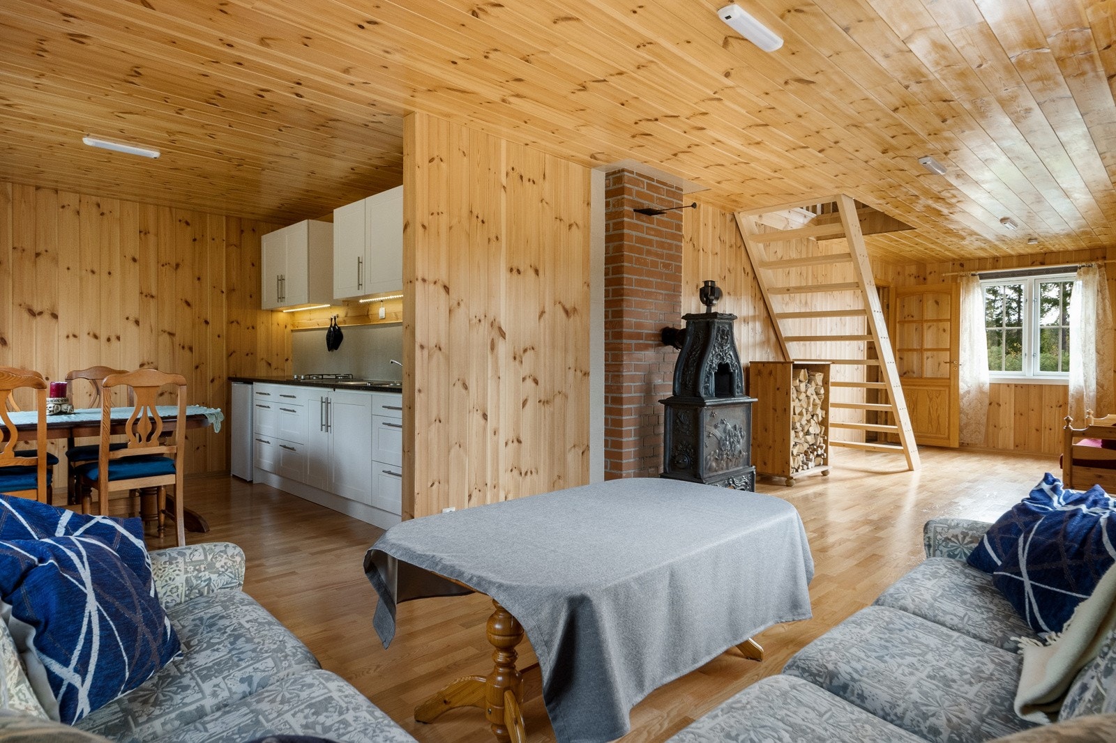Romslig stue som kan innredes med sofagruppe og kanskje en lesekrok? Mulighetene er mange. Galleribilde