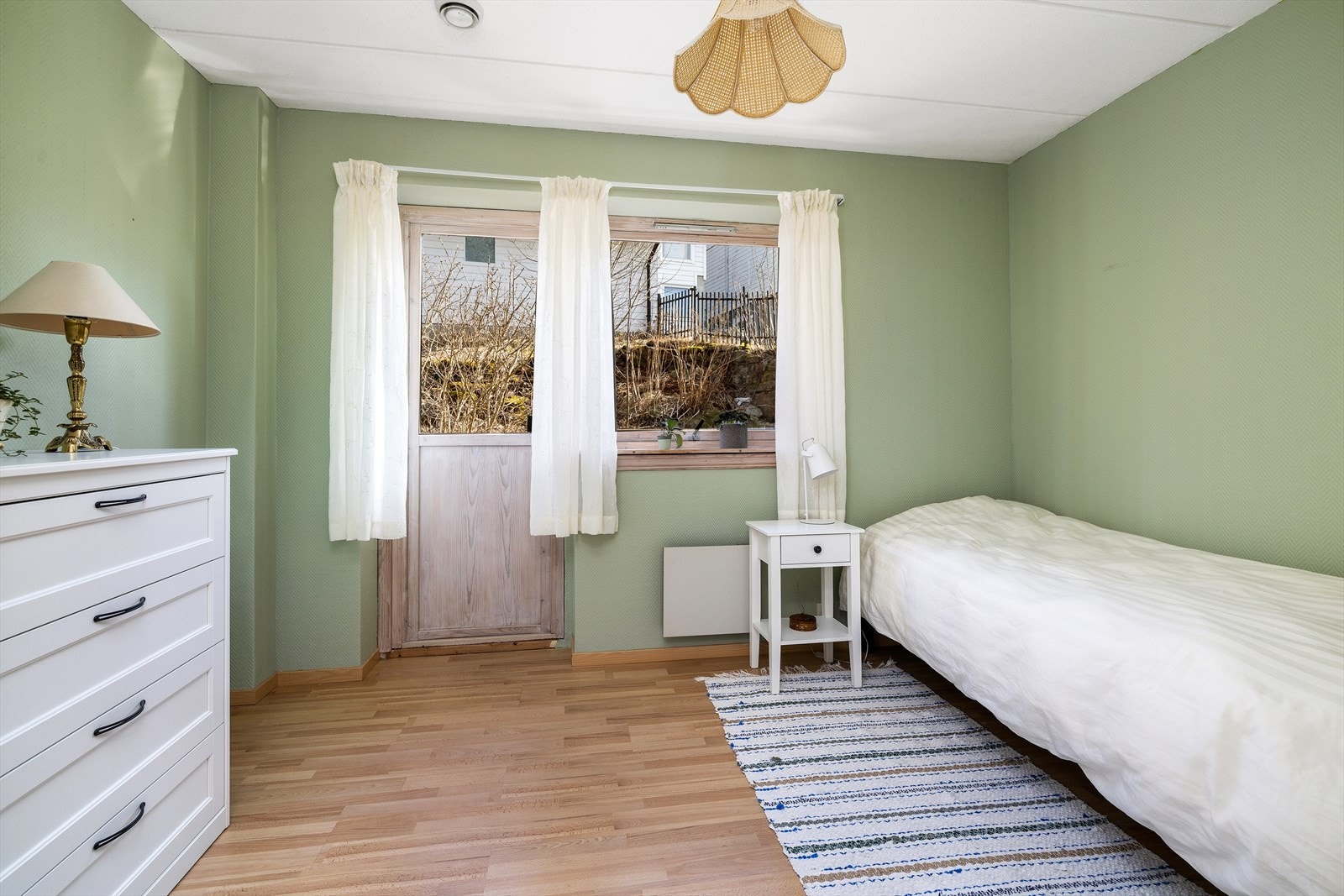 Soverom i første etasje med egen utgang til uteområdet. Galleribilde