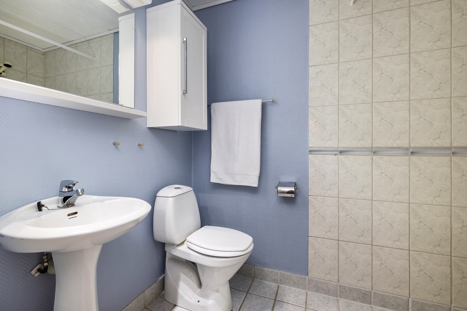 Badet i sokkeletasjen er fra byggeår og har servant, toalett og dusjnisje. Galleribilde