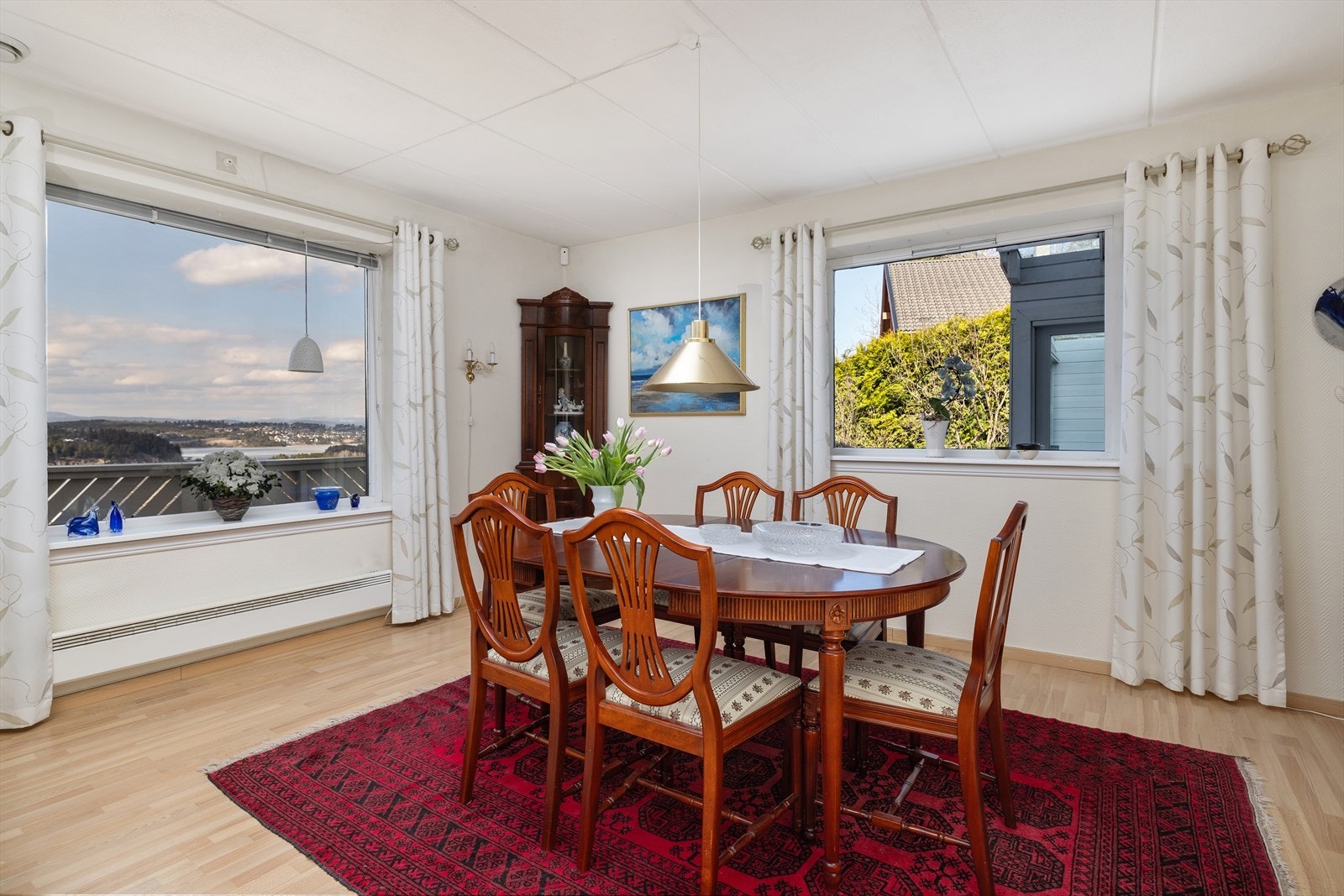 Spisestuen har god plass til større selskap og rammes inn av den flotte utsikten. Galleribilde