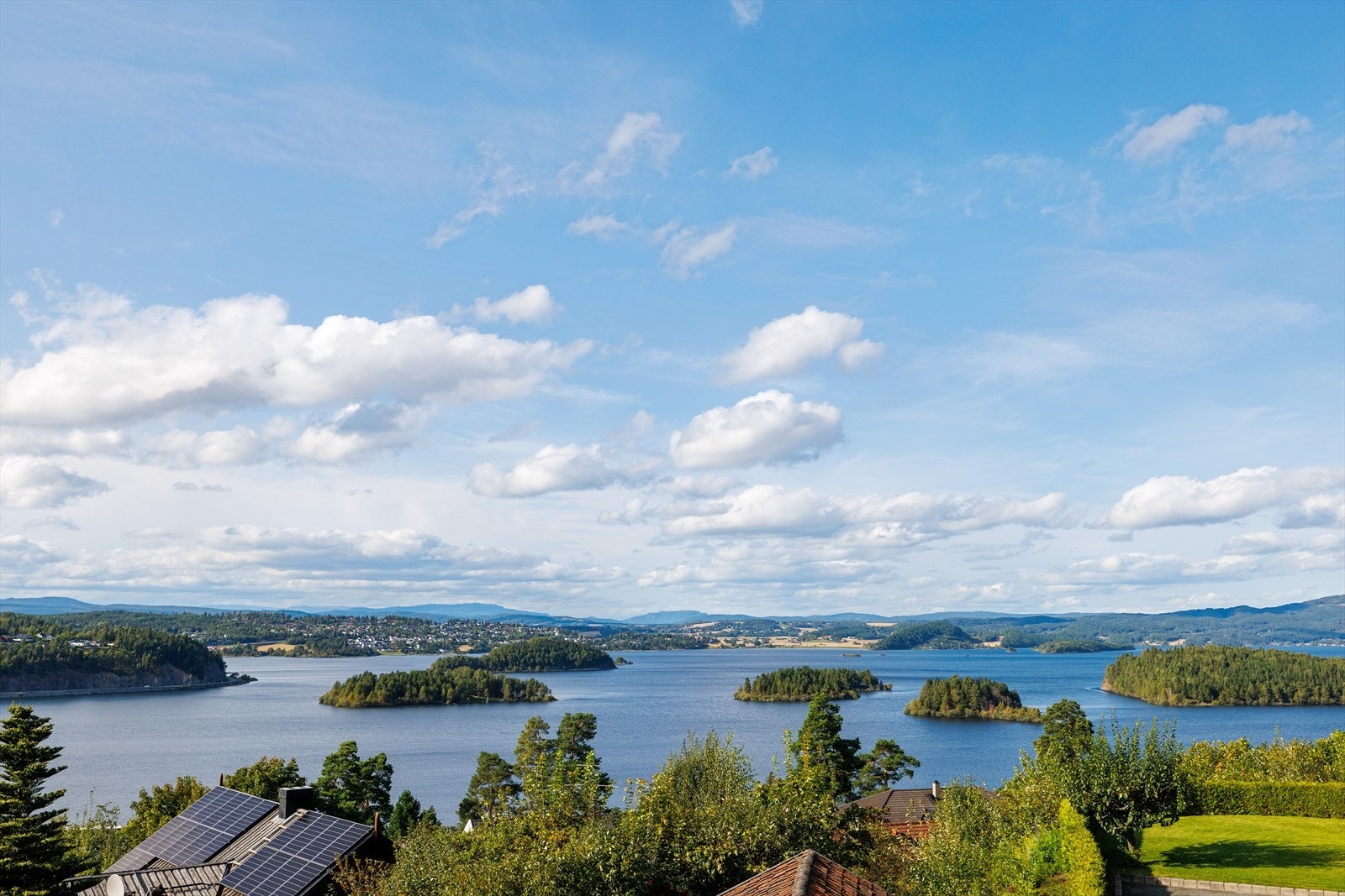For pendlere er det kun ca. 25 minutter til Sandvika og ca 35 minutter til Oslo. Galleribilde
