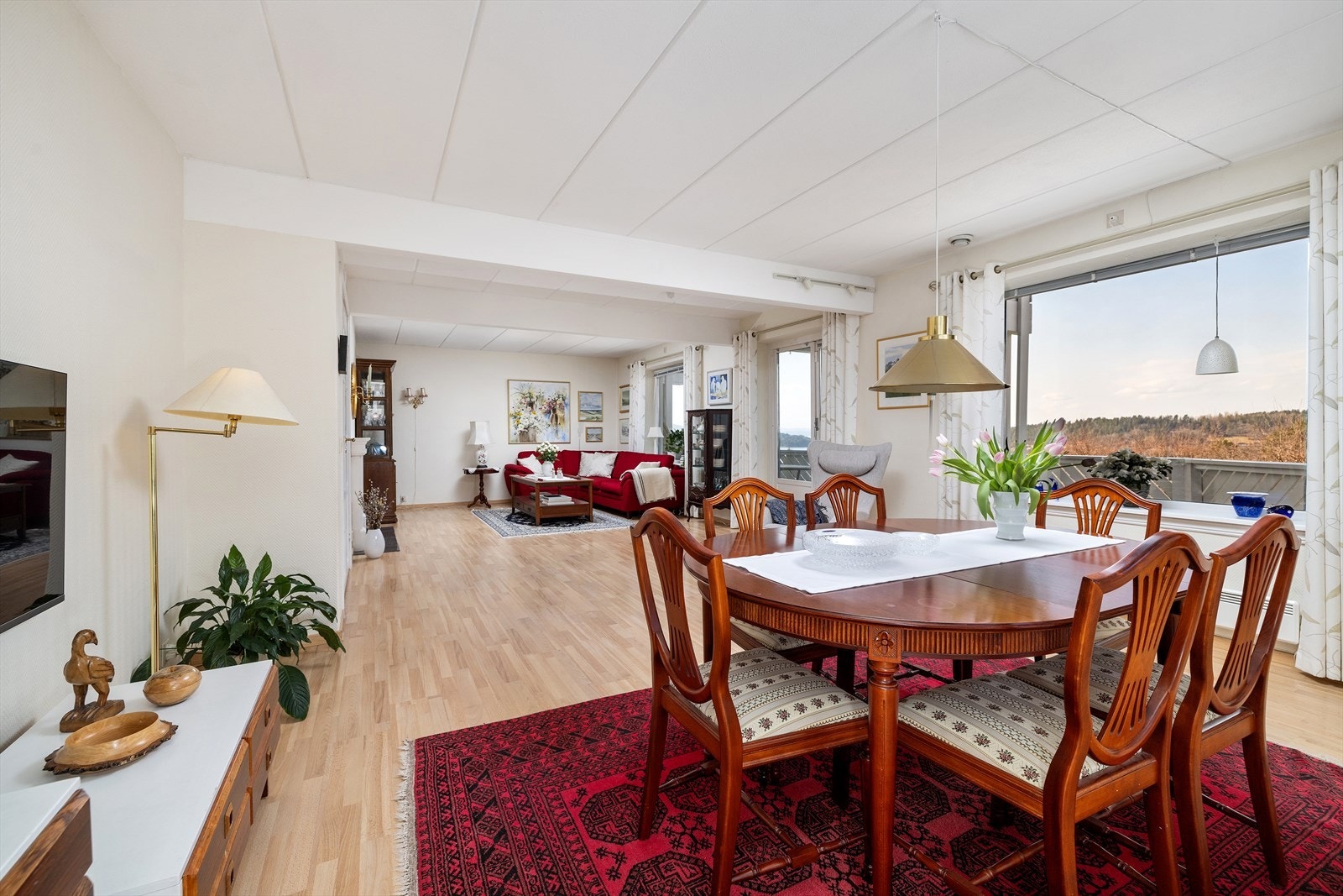 Stuen har en åpen løsning mot spisestuen, noe som skaper en luftig og sosial sone. Galleribilde