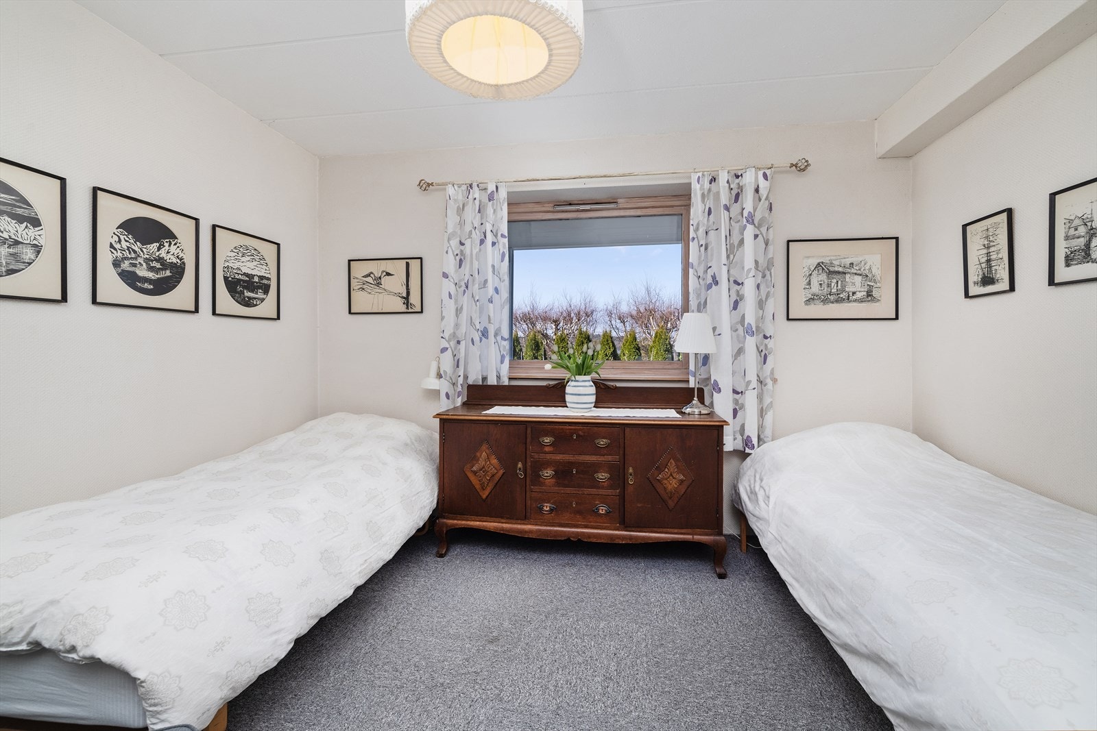 Soverom i sokkeletasjen med gulvvarme og plass til to senger. Galleribilde