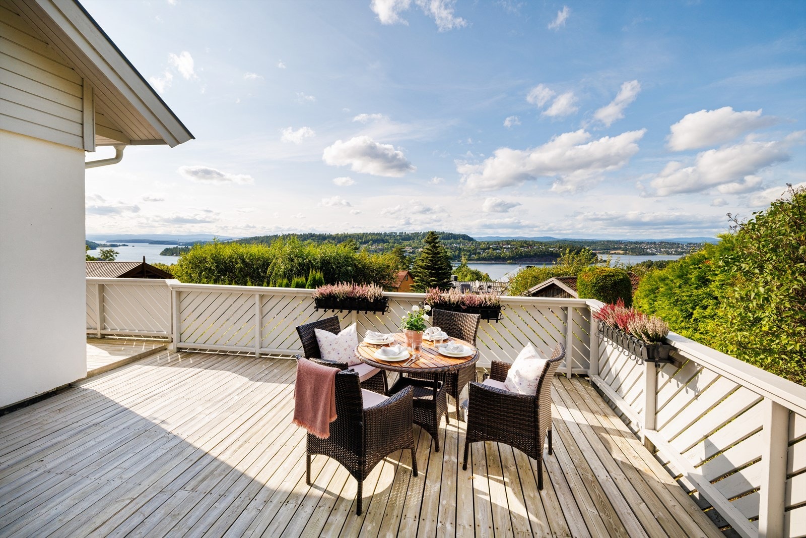 Herfra har du en formidabel og fri utsikt over både Tyrifjorden og Steinsfjorden. Galleribilde