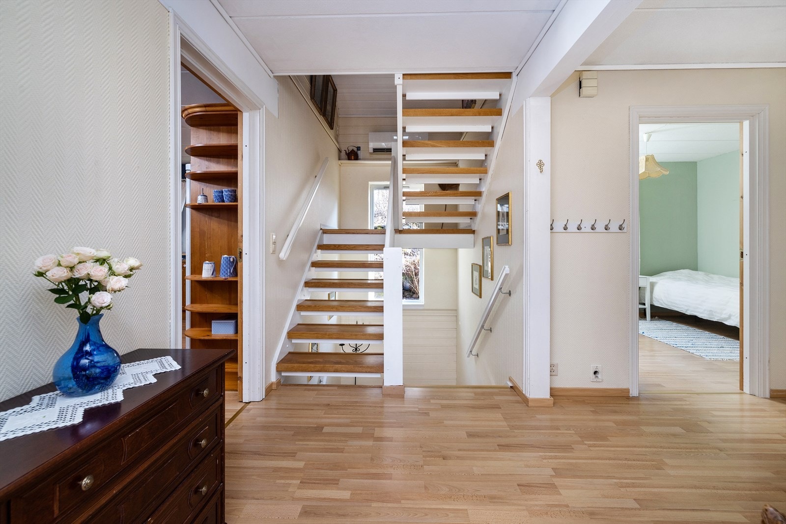 Den sentrale hallen binder etasjene sammen med en solid tretrapp. Galleribilde