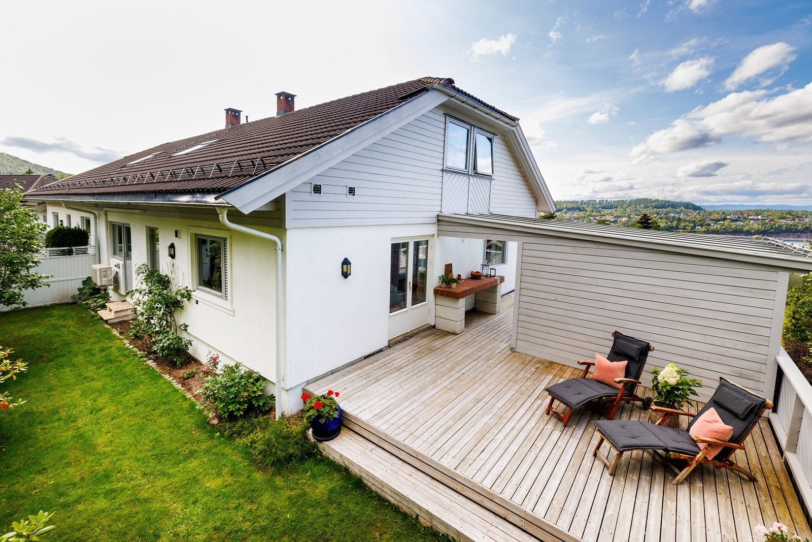 Tomten er opparbeidet med plen, diverse beplantning og flere terrasseområder. Galleribilde