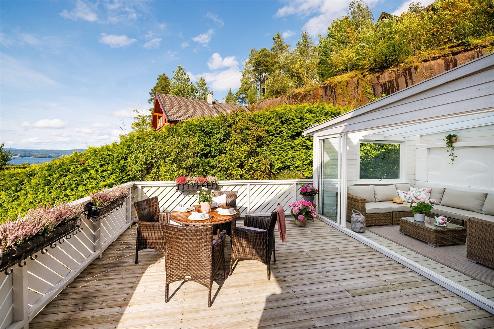 Det store terrassearealet på totalt over 70 m² gir rikelig med plass for uteliv. Galleribilde
