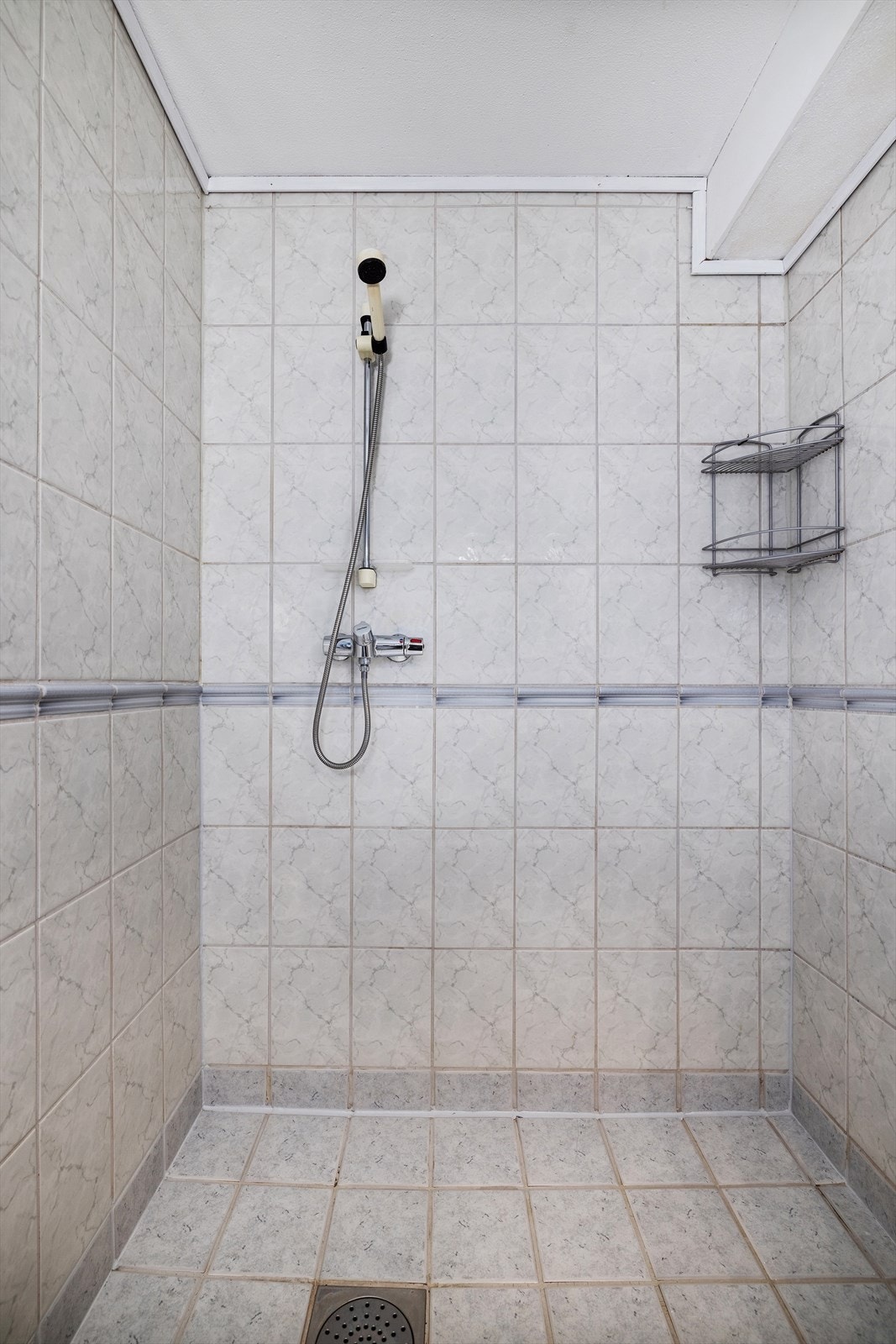 Dusjnisjen er flislagt, og badet har elektrisk gulvvarme for økt komfort. Galleribilde