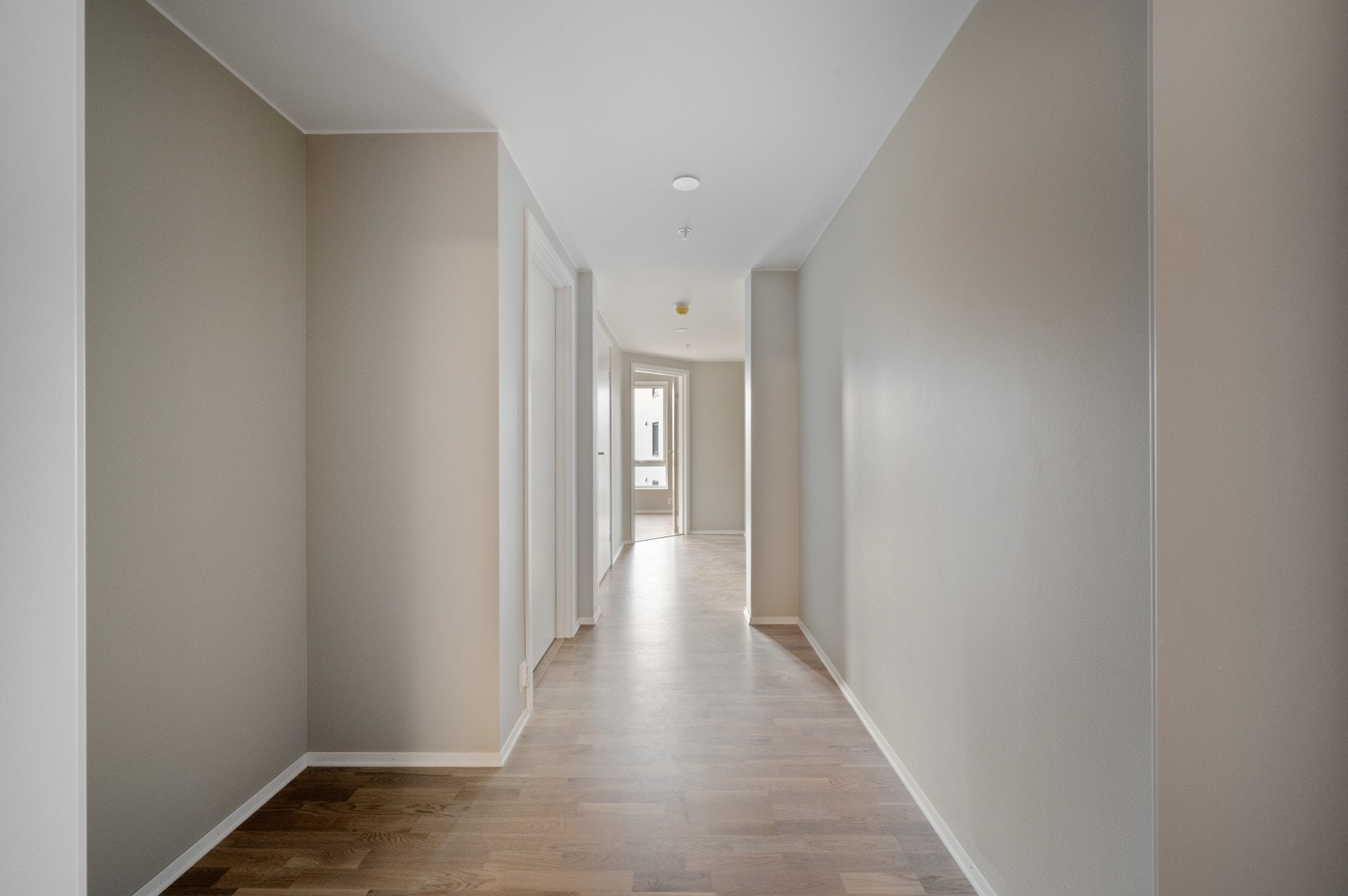 Velkommen inn! Første møte med boligen er en romslig entre/gang. Her er det godt med plass til ønsket løsning for oppbevaring av yttertøy og sko. Galleribilde