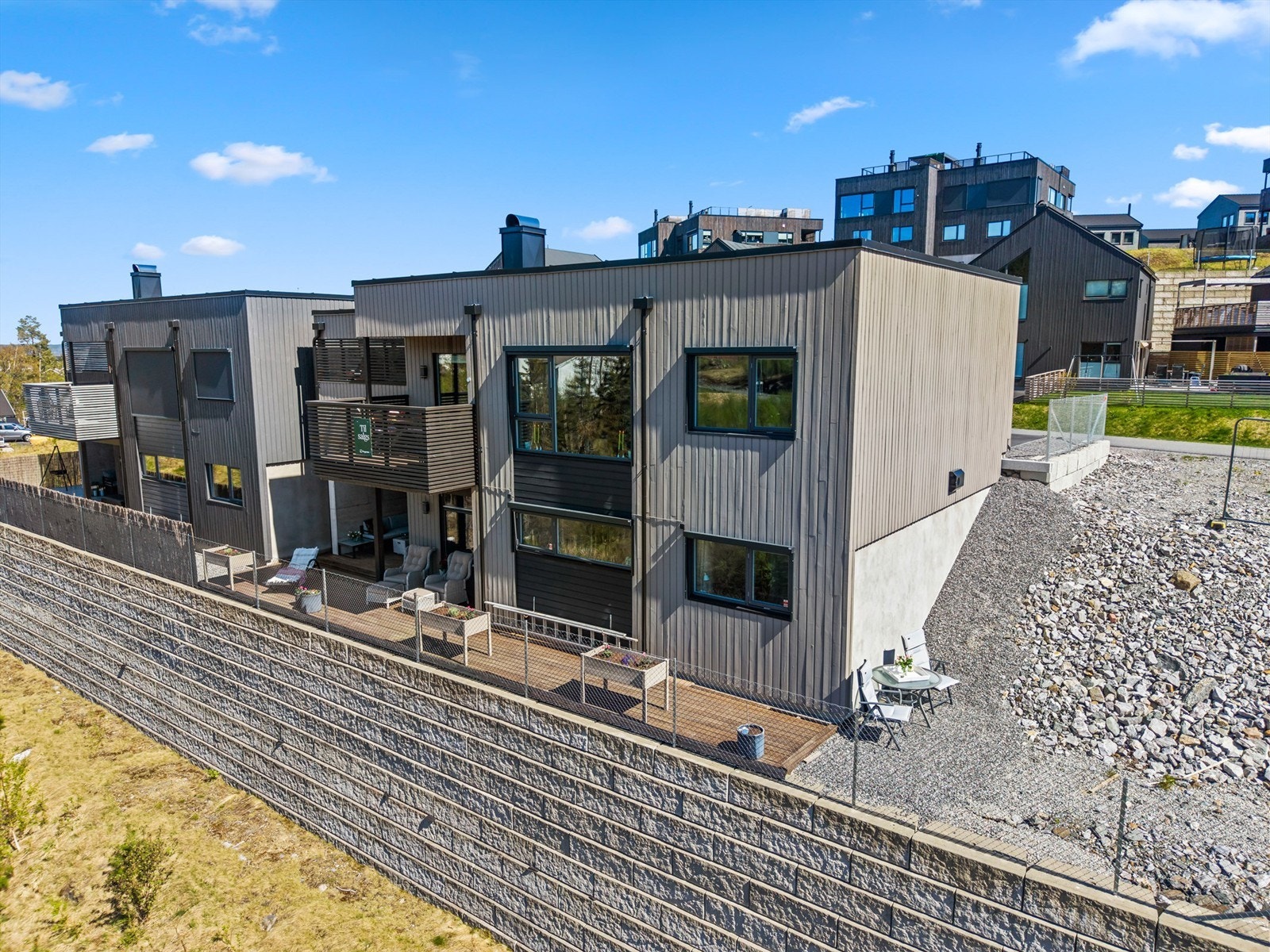 Eneboligen har en moderne arkitektur med en kombinasjon av stående trekledning Galleribilde
