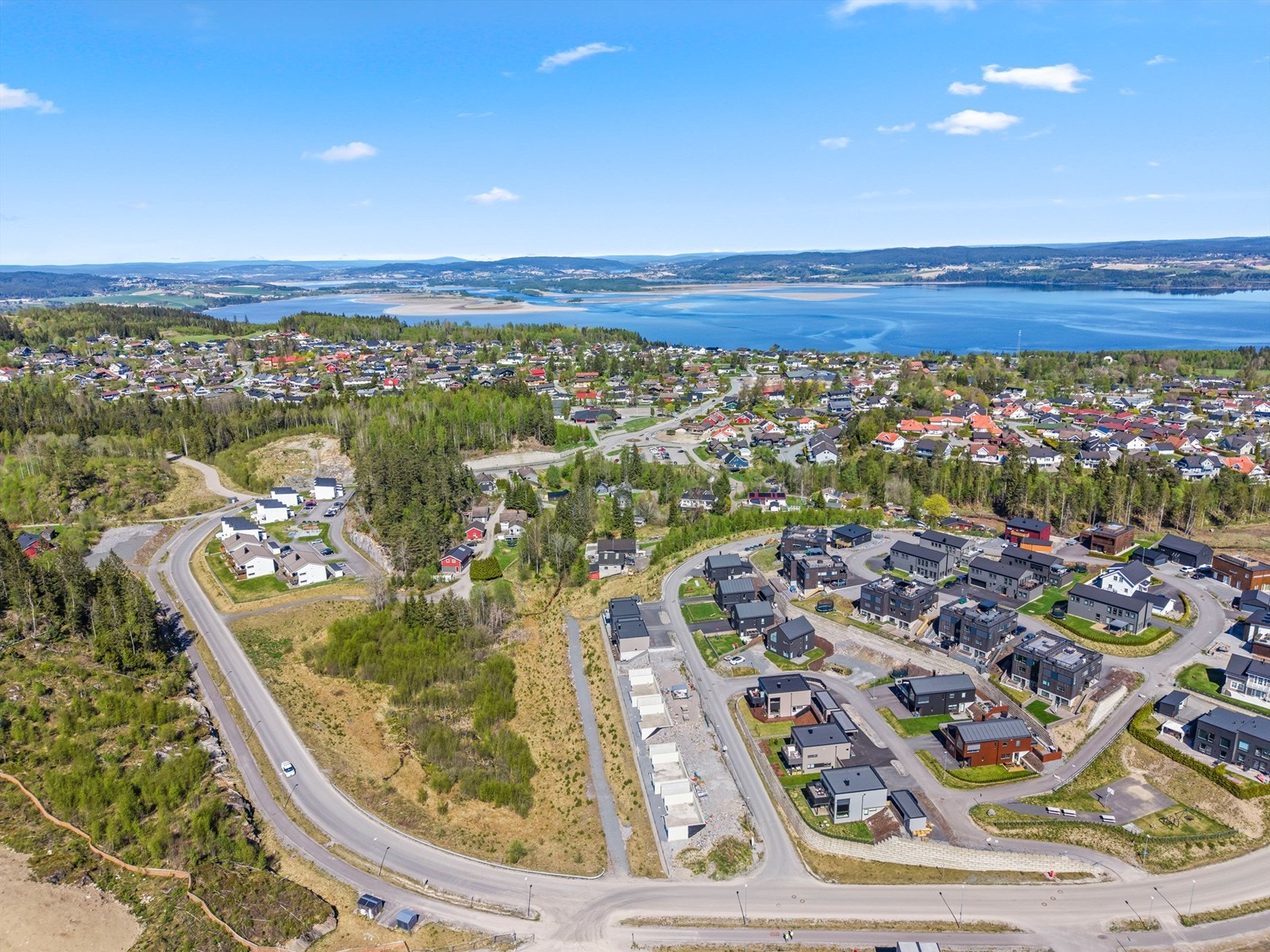 Fra Flateby er det effektiv kommunikasjon med buss til Lillestrøm, og kun ca. 34 minutter med bil til Oslo. Galleribilde