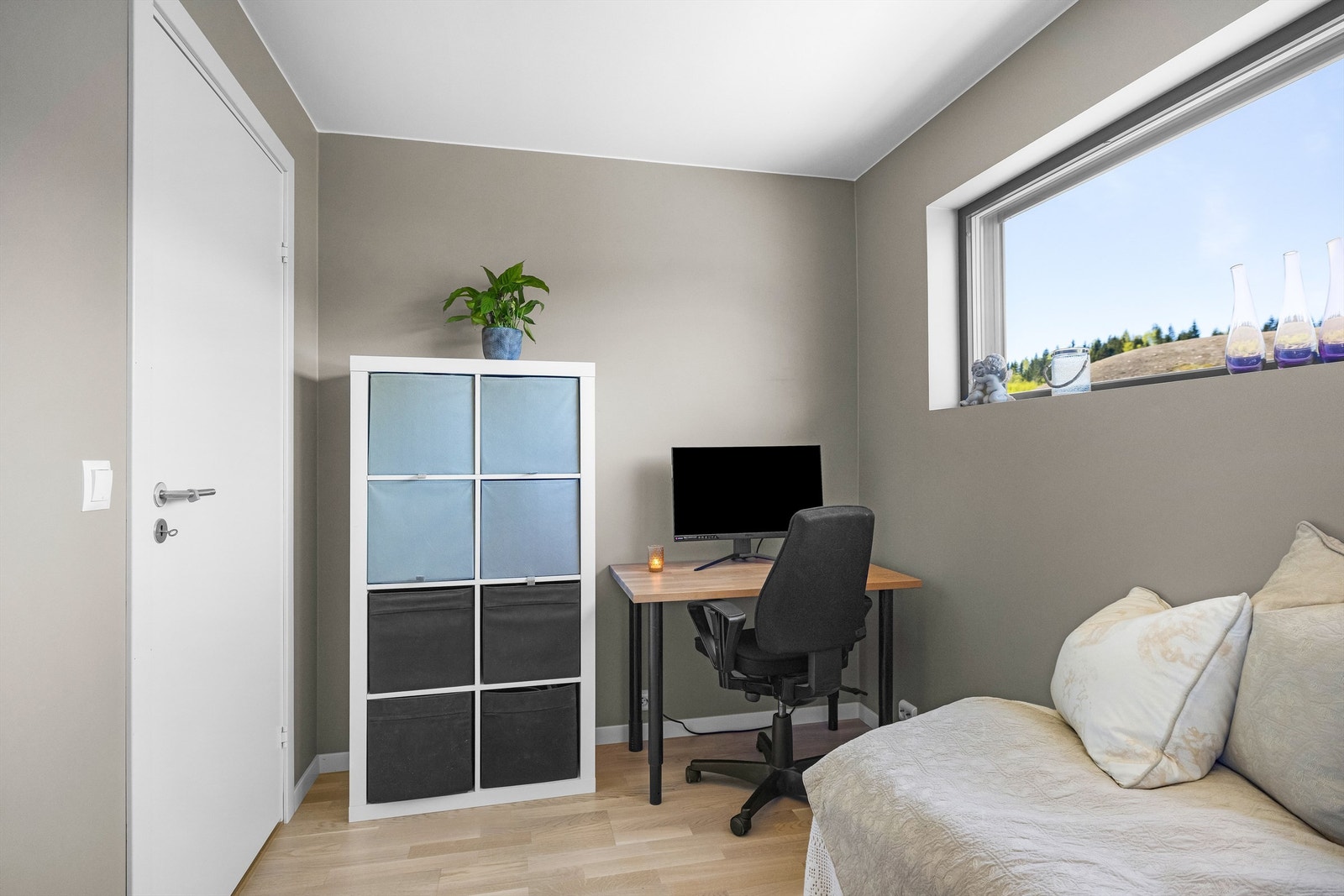 Også her er det stor skyvedørsgarderobe Galleribilde